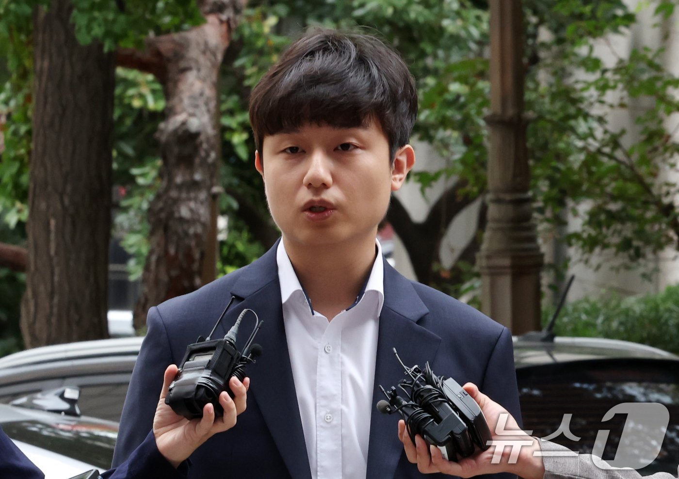 본문 이미지 - 박재일 서울대 전공의 대표가 5일 오전 서울 마포구 서울경찰청 광역수단에서 참고인 신분으로 출석하며 취재진 질문에 답변하고 있다. 2024.9.5/뉴스1 ⓒ News1 김명섭 기자