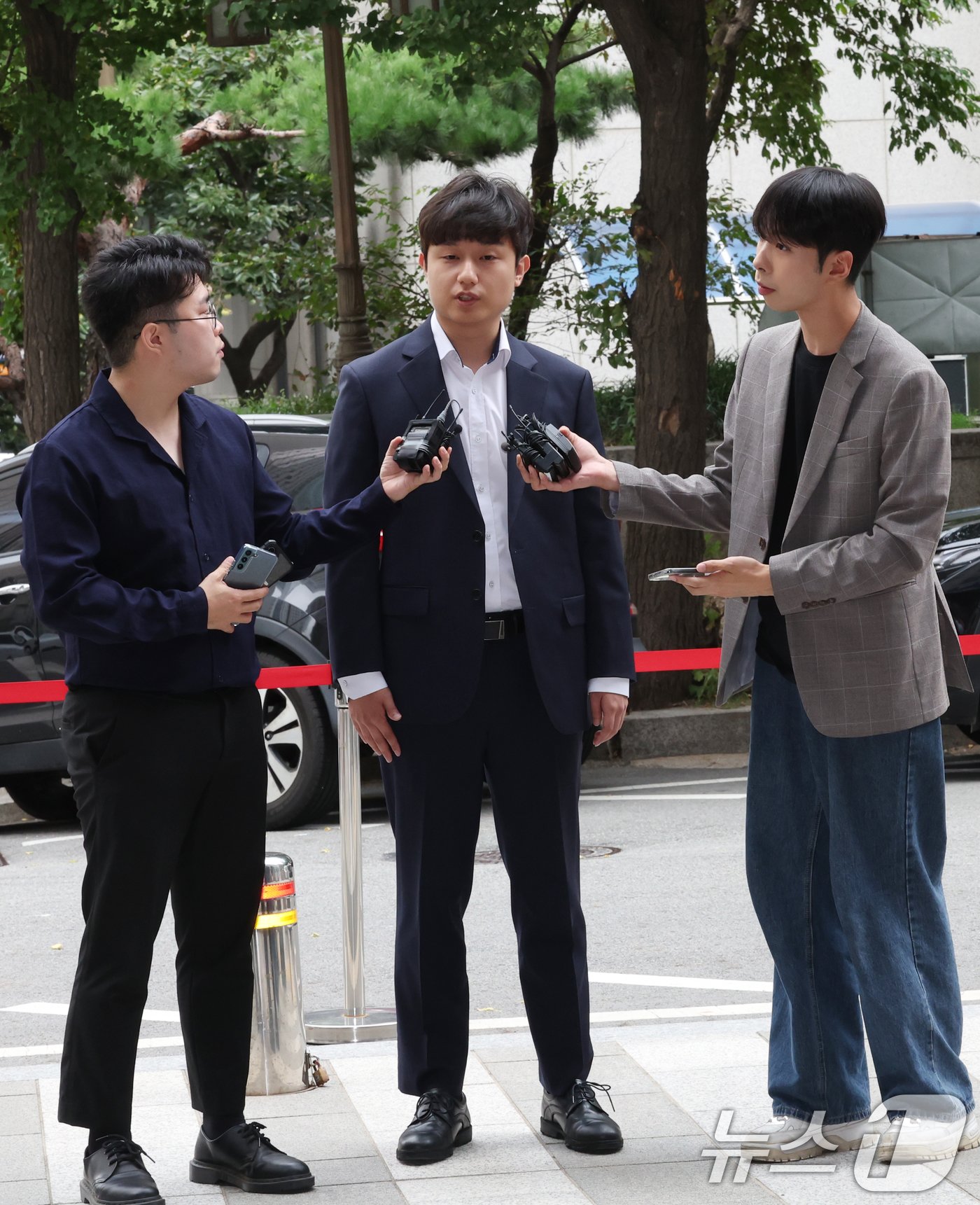 본문 이미지 - 박재일 서울대 전공의 대표가 5일 오전 서울 마포구 서울경찰청 광역수단에서 참고인 신분으로 출석하며 취재진 질문에 답변하고 있다. 2024.9.5/뉴스1 ⓒ News1 김명섭 기자