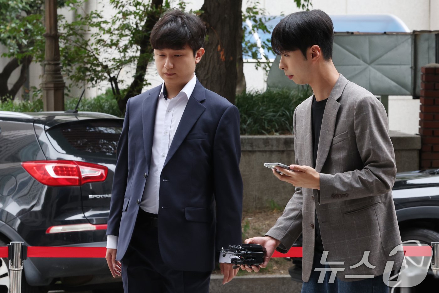 본문 이미지 - 박재일 서울대 전공의 대표가 5일 오전 서울 마포구 서울경찰청 광역수단에서 참고인 신분으로 출석하고 있다. 2024.9.5/뉴스1 ⓒ News1 김명섭 기자