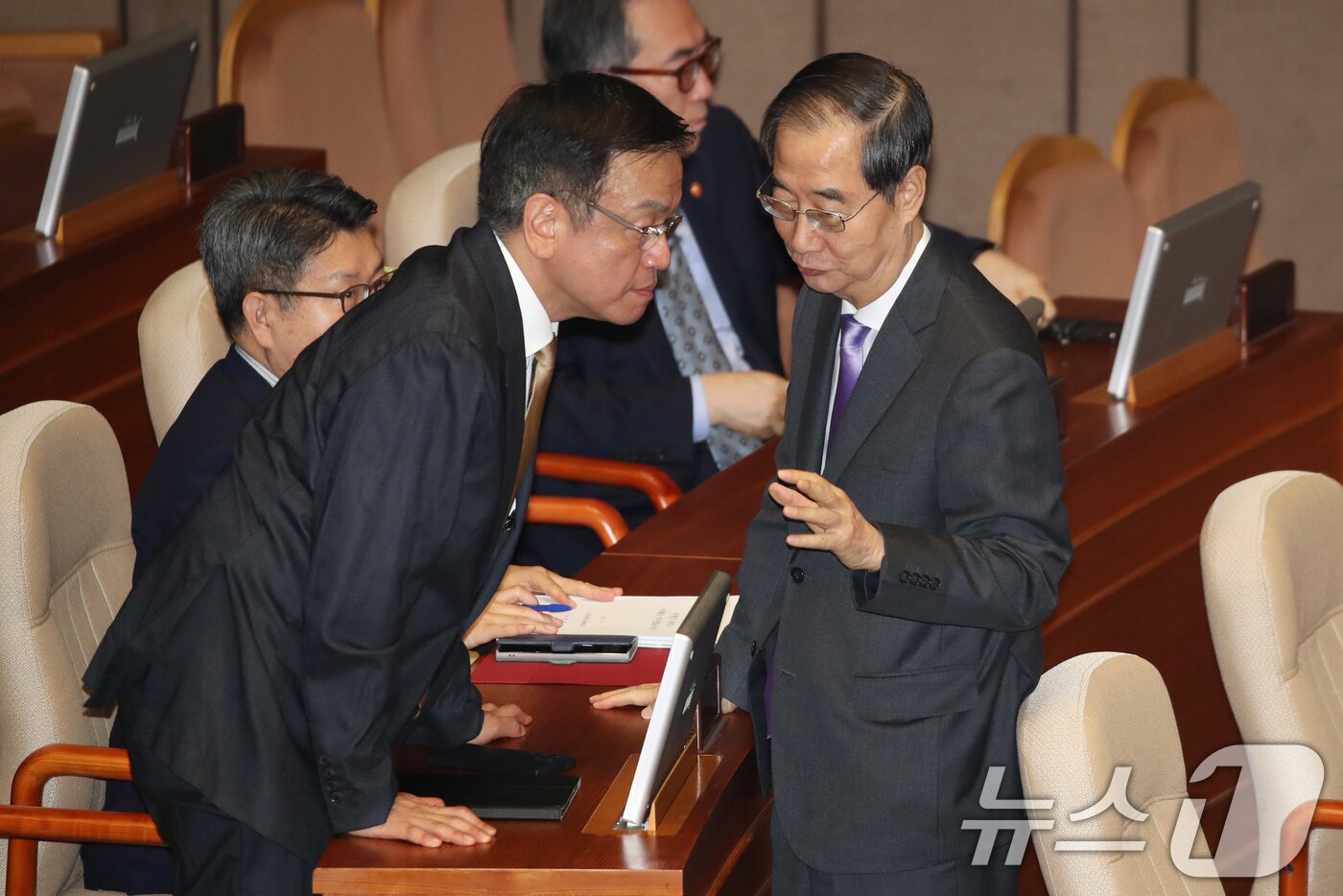 본문 이미지 - 한덕수 국무총리와 최상목 경제부총리 겸 기획재정부장관이 5일 오전 서울 여의도 국회 본회의장에서 대화하고 있다. 2024.9.5/뉴스1 ⓒ News1 이광호 기자