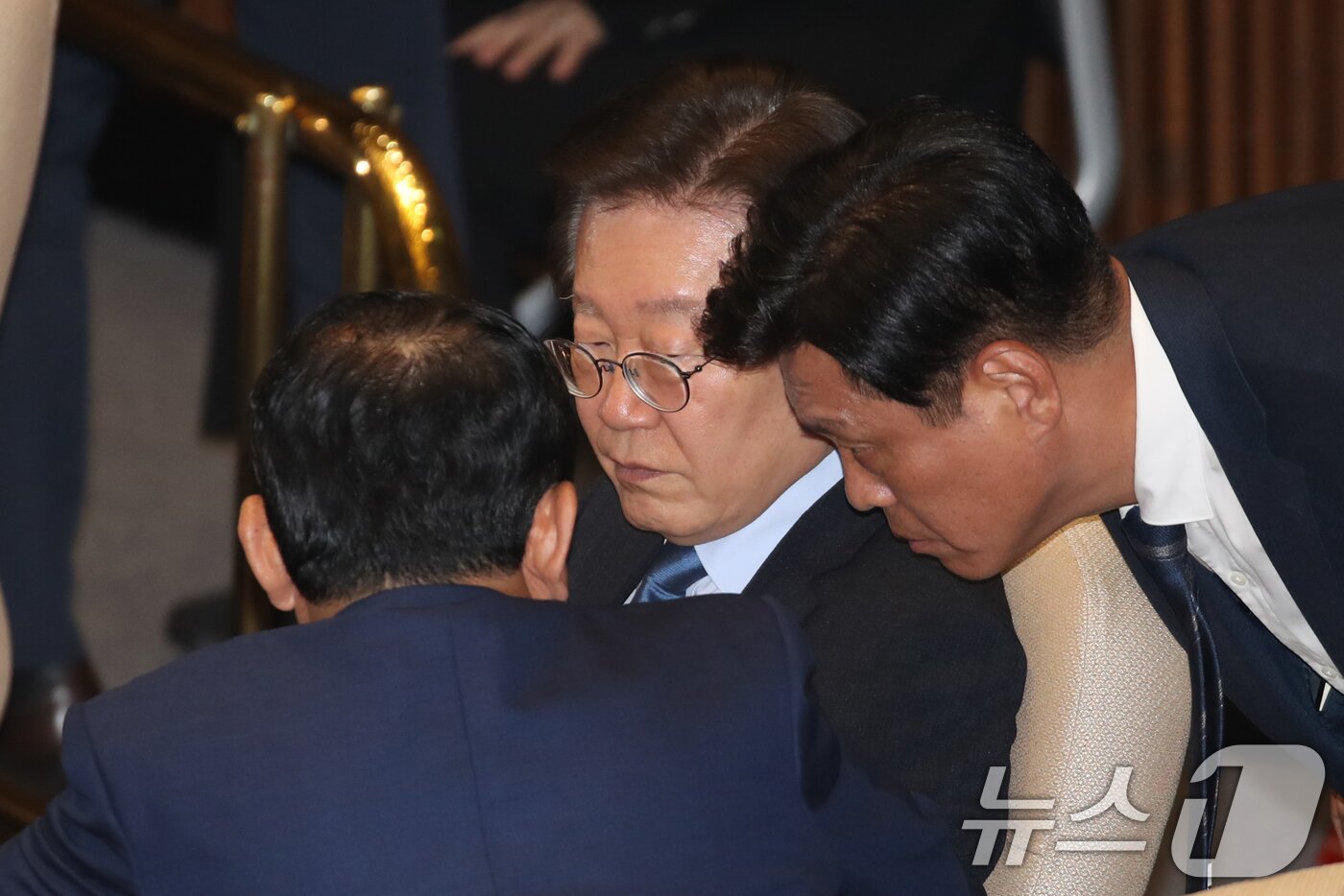본문 이미지 - 이재명 더불어민주당 대표와 김병주 최고위원, 조승래 수석대변인이 5일 오전 서울 여의도 국회에서 열린 본회의에서 대화하고 있다. /뉴스1 ⓒ News1 이광호 기자