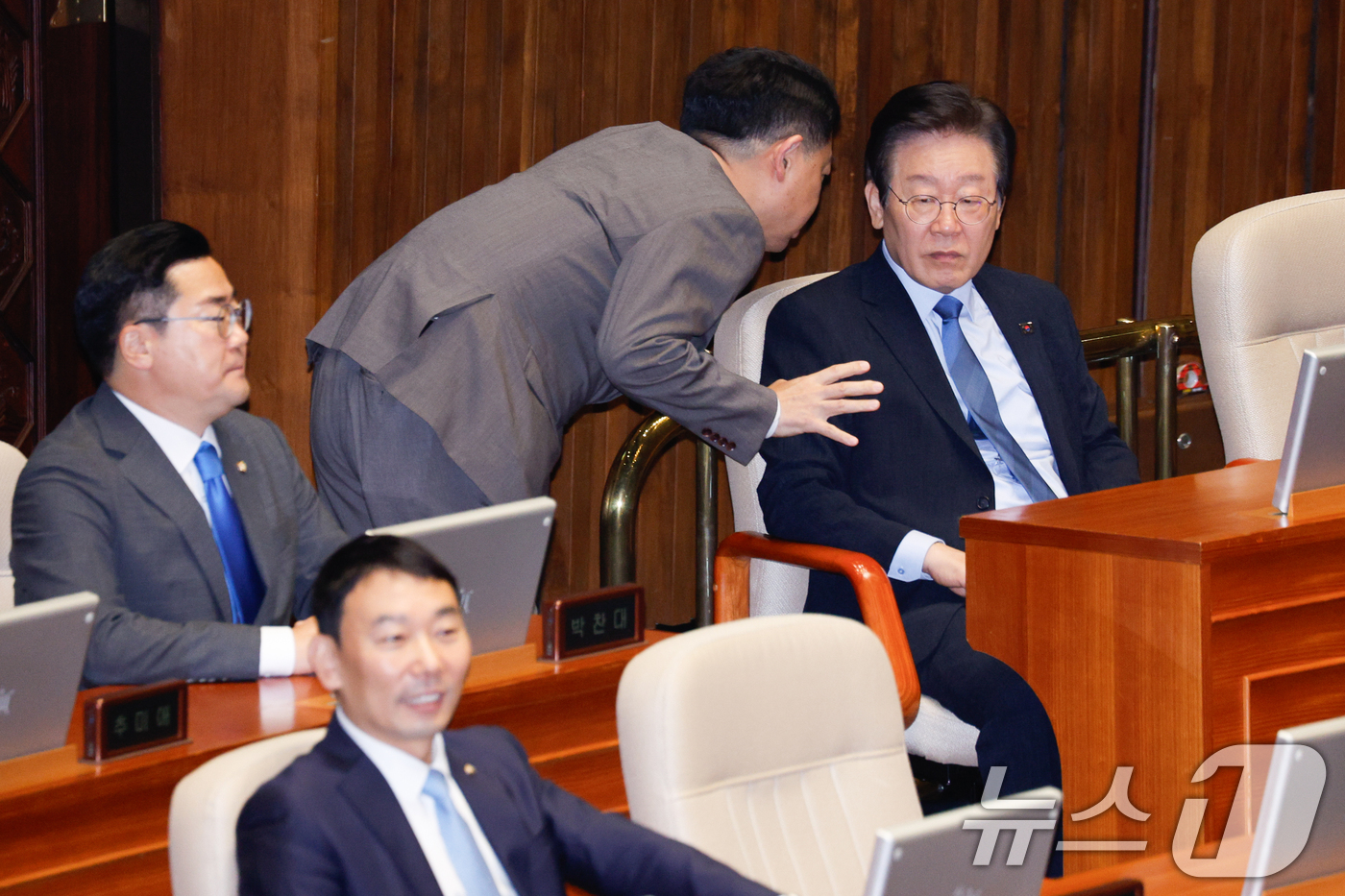 (서울=뉴스1) 안은나 기자 = 이재명 더불어민주당 대표가 5일 오전 서울 여의도 국회 본회의장에서 추경호 국민의힘 원내대표 교섭단체 대표 연설을 들으며 김영호 의원과 대화하고 있 …