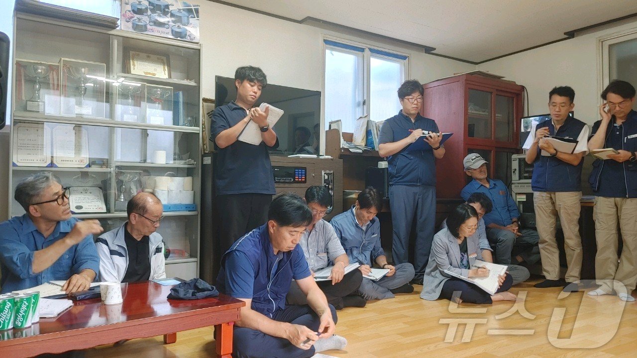 충북 영동군 양강면 산막2리 마을 주민들이 이주와  안전사고 예방 대책 마련을 요구하며 반발하고 있다. /뉴스1 장인수 기자 