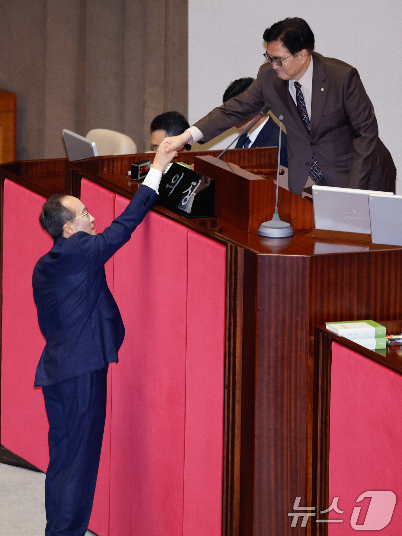 (서울=뉴스1) 안은나 기자 = 추경호 국민의힘 원내대표가 5일 오전 서울 여의도 국회 본회의장에서 교섭단체 대표 연설을 마친 뒤 우원식 국회의장과 악수하고 있다. 2024.9.5 …