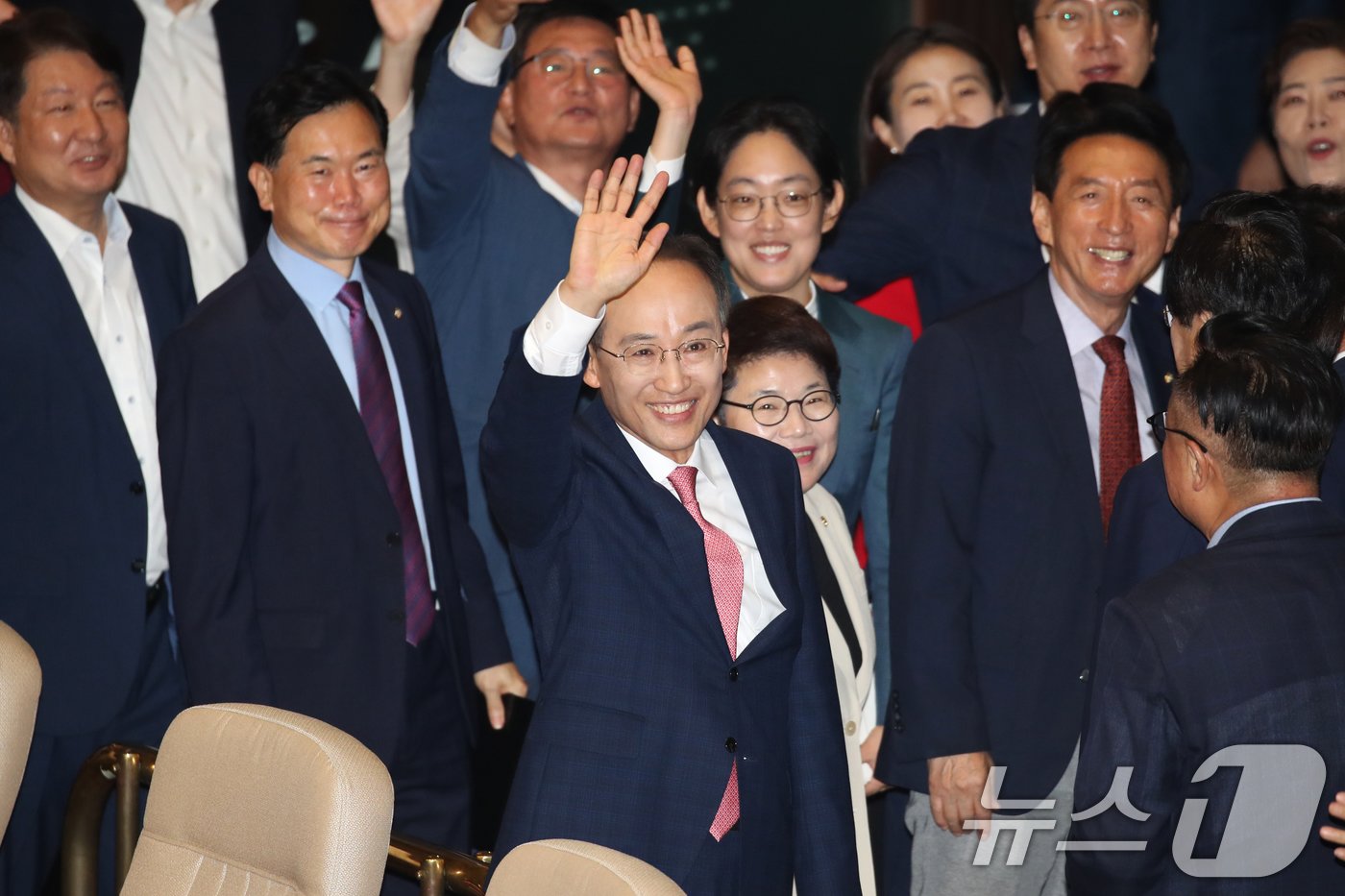 추경호 국민의힘 원내대표가 5일 오전 서울 여의도 국회 본회의장에서 교섭단체 대표연설을 마치고 방청온 지역구 주민들을 향해 두팔 들어 인사하고 있다. 2024.9.5/뉴스1 ⓒ News1 이광호 기자