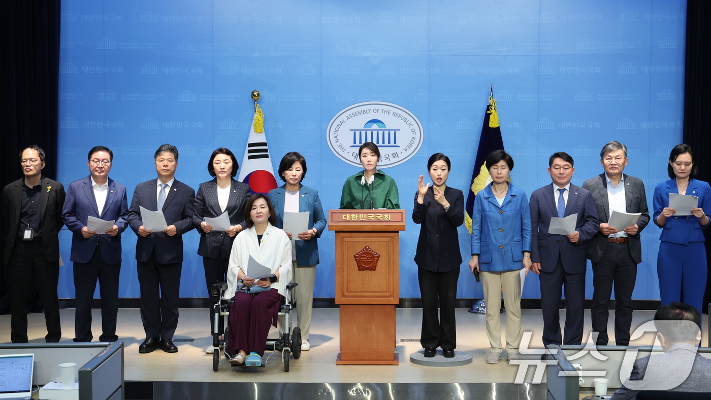 (서울=뉴스1) 신웅수 기자 = 강선우 의원을 비롯한 국회 보건복지위원회 소속 더불어민주당 의원들이 5일 오전 서울 여의도 국회 소통관에서 연금개혁 정부안 관련 성명서 발표를 하고 …