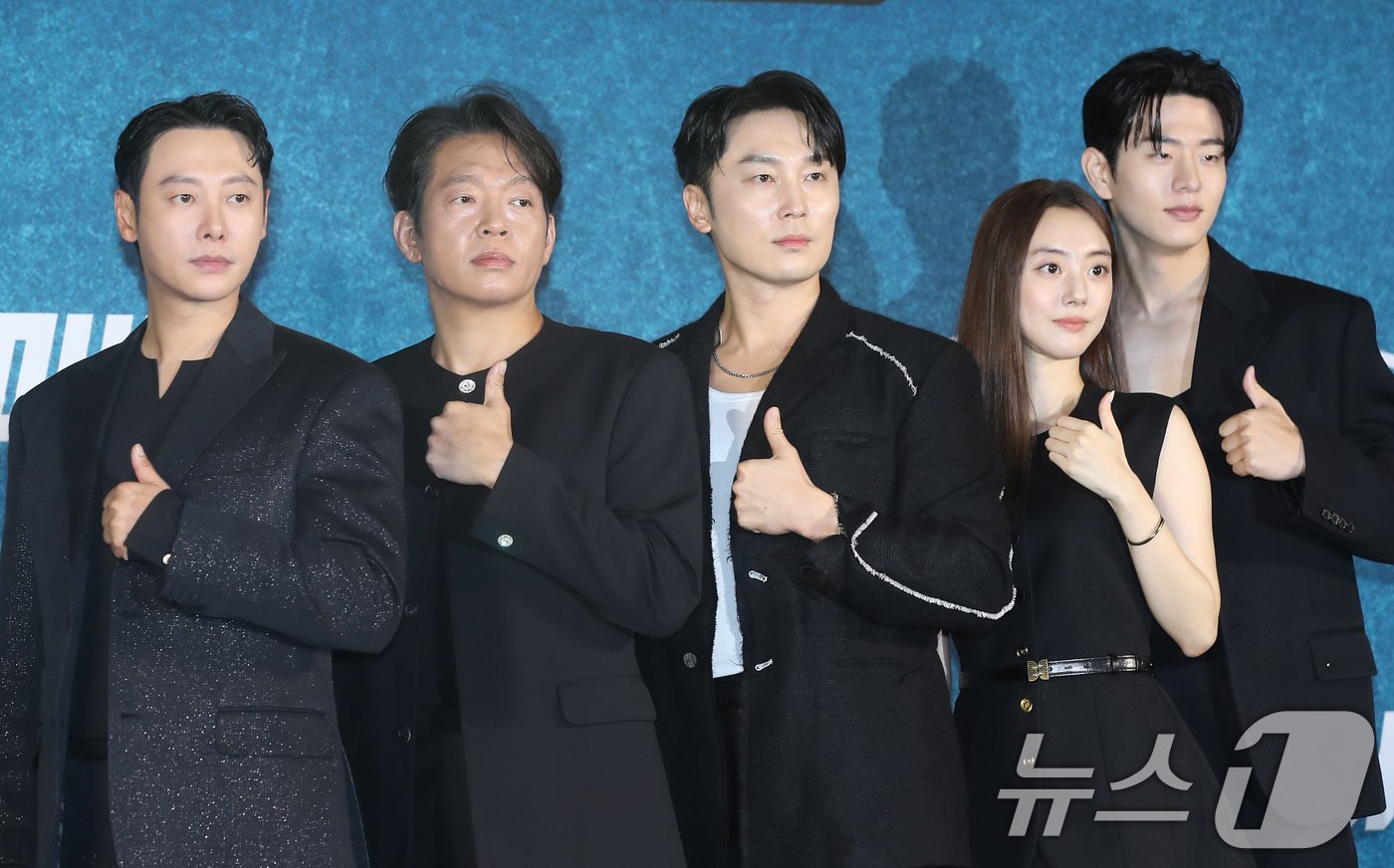 본문 이미지 - 배우 김동욱(왼쪽부터)과 박지환, 서현우, 서현우, 이승우가 5일 오전 서울 구로구 신도림 라마다 호텔에서 열린 디즈니+ 새 오리지널 시리즈 '강매강' 제작발표회에 참석해 포즈를 취하고 있다. '강매강'은 전국 꼴찌 강력반과 초엘리트 신임반장이 만나 최강의 원팀으로 거듭나는 코믹 수사물이다. 2024.9.5/뉴스1 ⓒ News1 권현진 기자