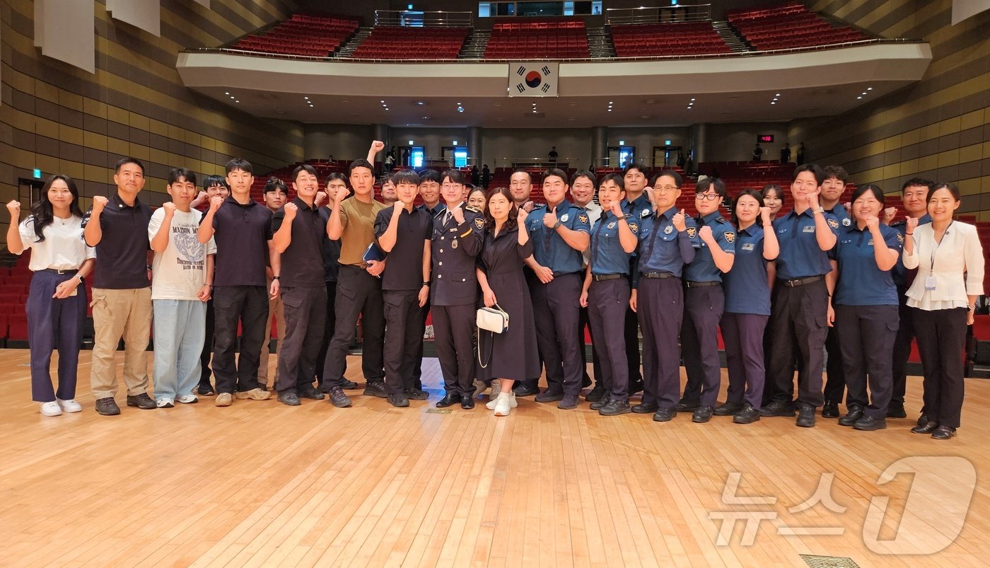 4일 충남 아산 경찰인재개발원에서 열린 설채현 수의사 특강 참석자들이 기념사진을 찍고 있다. ⓒ 뉴스1 최서윤 기자