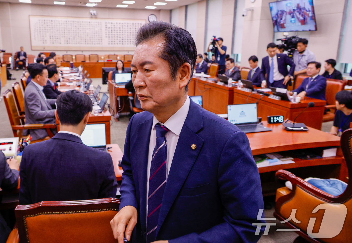 (서울=뉴스1) 안은나 기자 = 정청래 국회 법제사법위원회 위원장이 5일 서울 여의도 국회에서 열린 법사위 3차 전체회의에서 기자회견 중  자신을 '빌런(악당) 정청래'라고 발언한 …