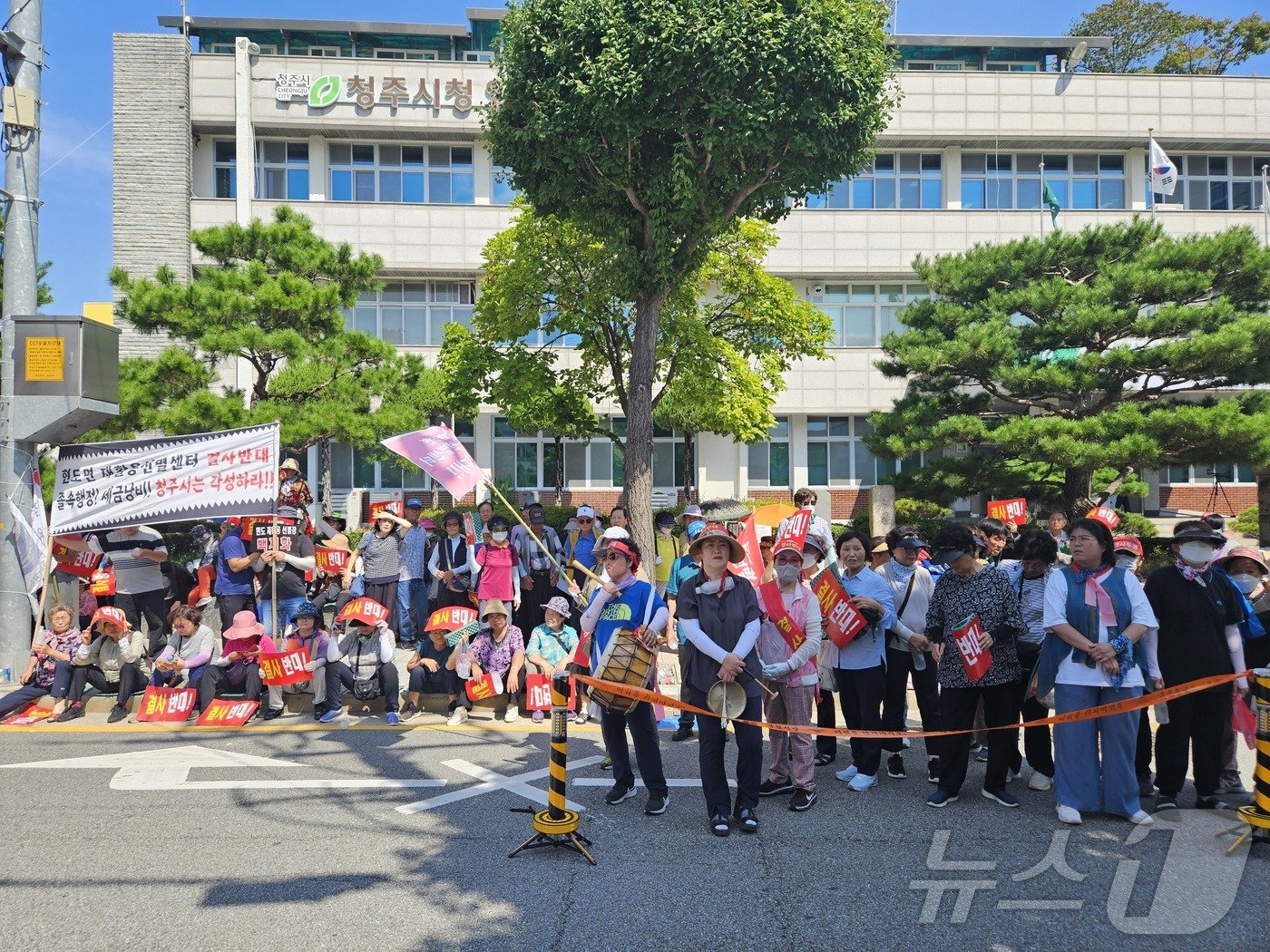 현도면 주민들이 대규모 집회를 열고 재활용선별센터 설치 계획 전면 백지화를 요구했다.2024.9.5/뉴스1 이재규 기자  