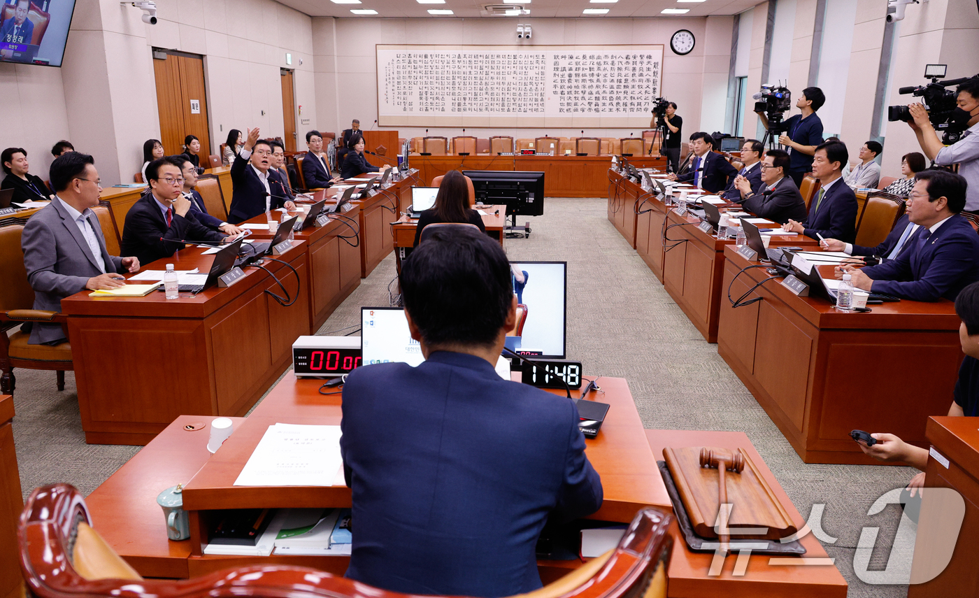 (서울=뉴스1) 안은나 기자 = 정청래 국회 법제사법위원회 위원장이 5일 서울 여의도 국회에서 열린 법사위 3차 전체회의에서 자신을 '빌런(악당) 정청래'라며 기자회견을 연 국민의 …