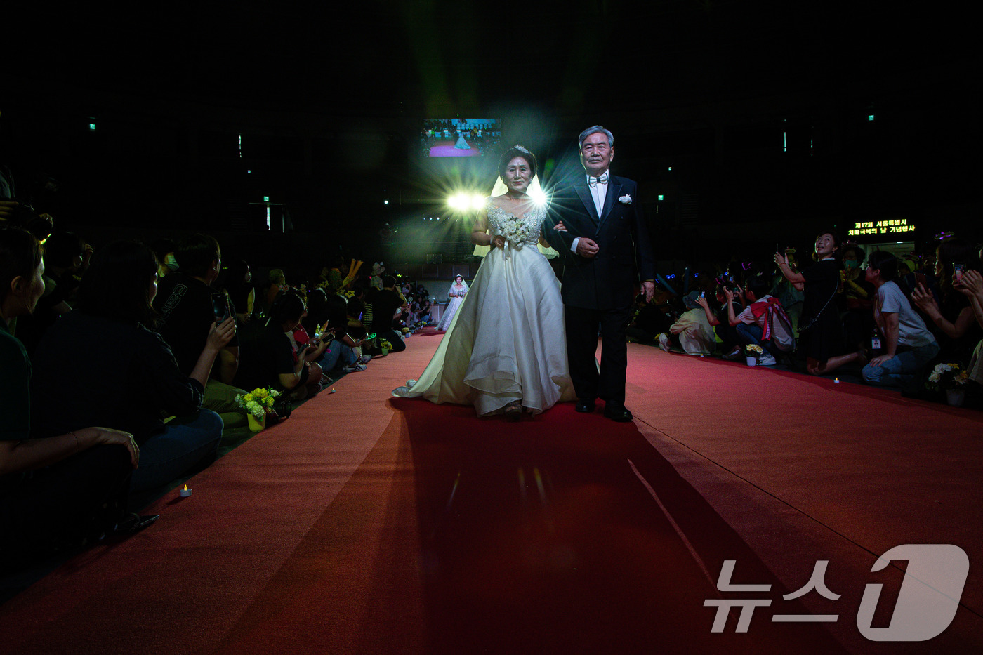 (서울=뉴스1) 이재명 기자 = 5일 오전 서울 중구 장충체육관에서 열린 제17회 치매극복의 날 기념행사에서 어르신들이 런웨이를 걷고 있다. 2024.9.5/뉴스1