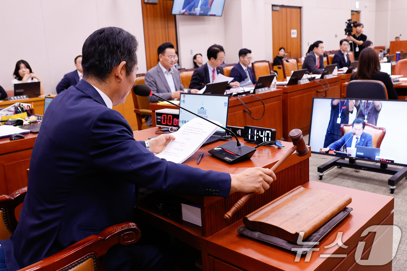 (서울=뉴스1) 안은나 기자 = 정청래 국회 법제사법위원회 위원장이 5일 서울 여의도 국회에서 열린 법사위 3차 전체회의에서 의사봉을 두드리고 있다. 2024.9.5/뉴스1