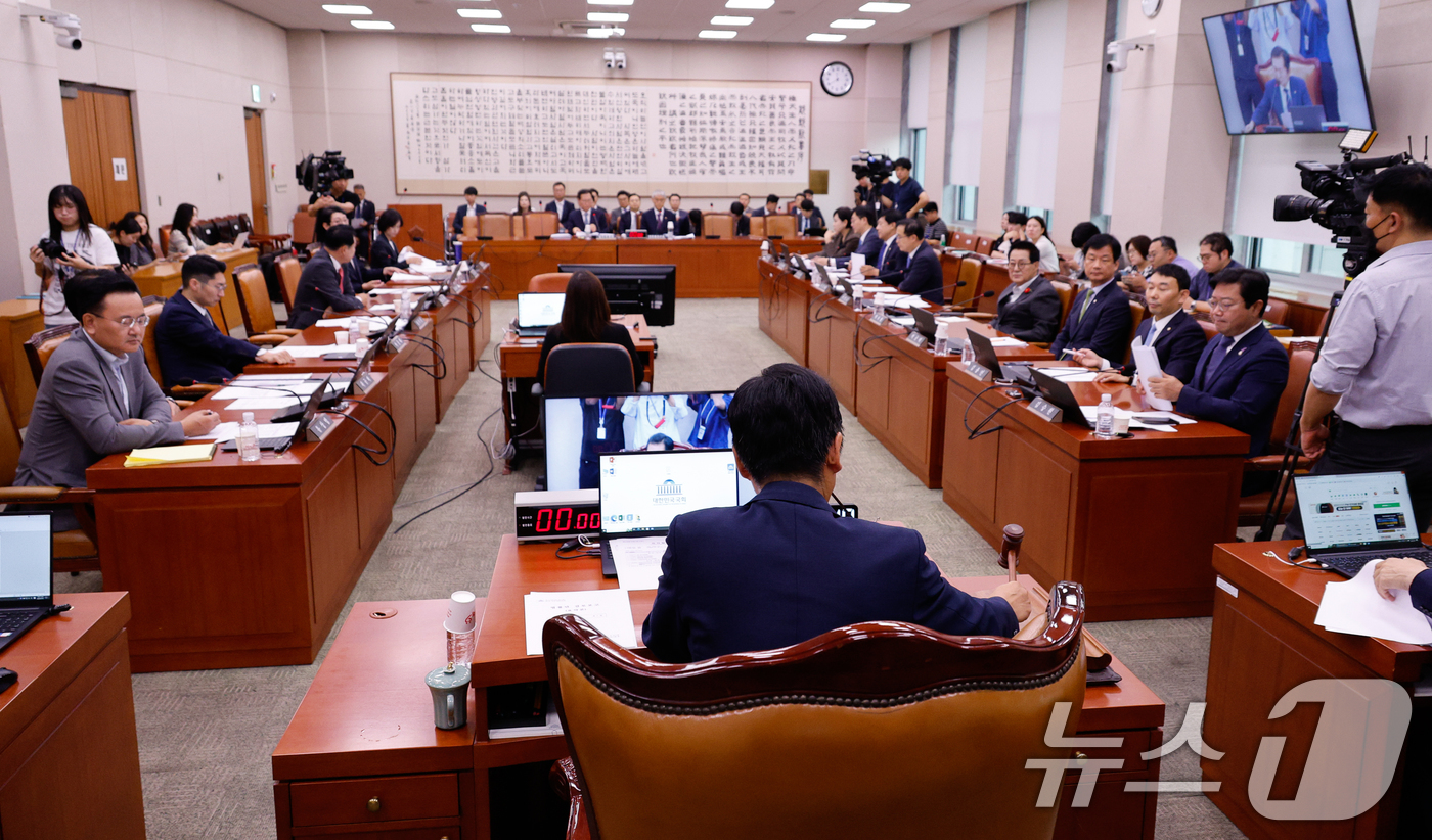 (서울=뉴스1) 안은나 기자 = 정청래 국회 법제사법위원회 위원장이 5일 서울 여의도 국회에서 열린 법사위 3차 전체회의에서 의사봉을 두드리고 있다. 2024.9.5/뉴스1