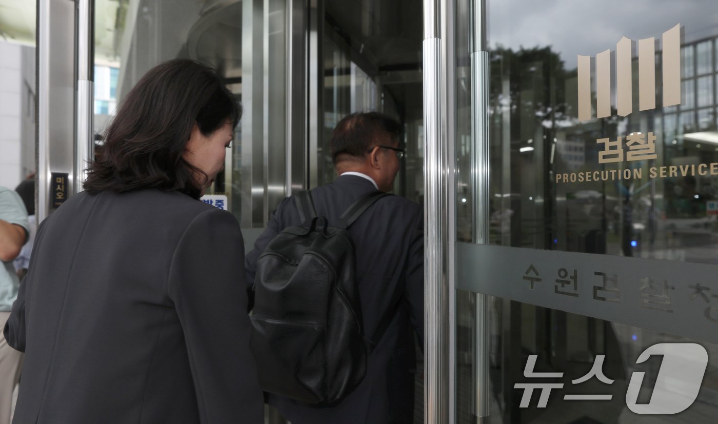 본문 이미지 - 이재명 더불어민주당 대표의 배우자 김혜경 씨가 '경기도 법인카드 유용 의혹' 관련 조사를 받기 위해 5일 오후 경기 수원시 영통구 수원지방검찰청으로 출석하고 있다. (공동취재) 2024.9.5/뉴스1 ⓒ News1 김영운 기자