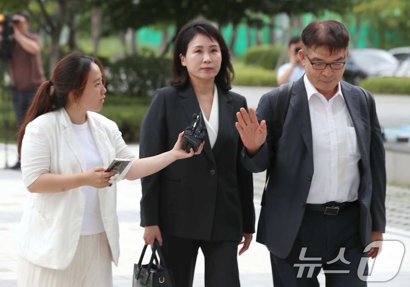 이재명 더불어민주당 대표의 배우자 김혜경 씨가 &#39;경기도 법인카드 유용 의혹&#39; 관련 조사를 받기 위해 5일 오후 경기 수원시 영통구 수원지방검찰청으로 출석하고 있다. &#40;공동취재&#41; 2024.9.5/뉴스1 ⓒ News1 김영운 기자