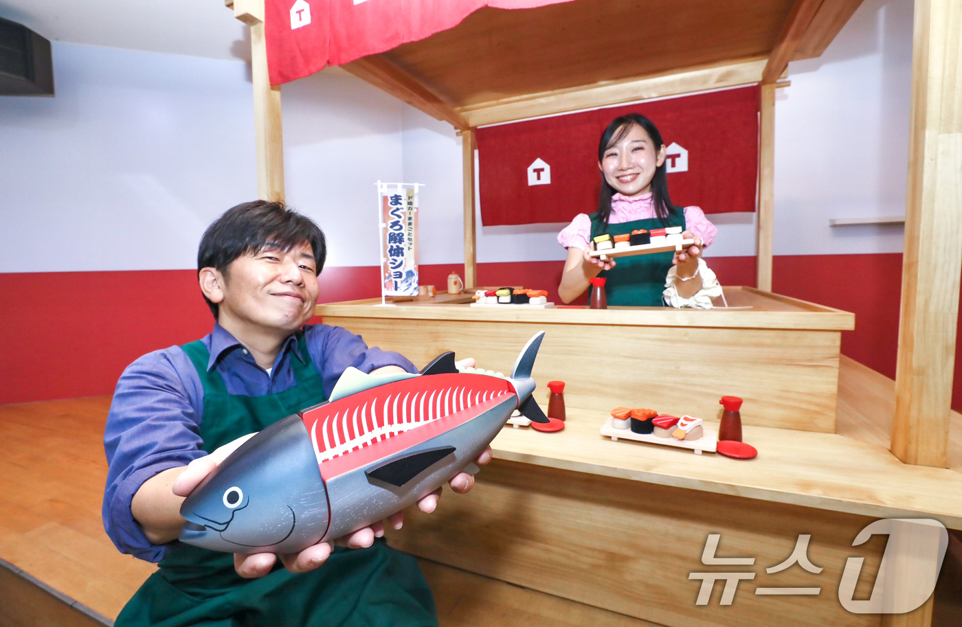 (서울=뉴스1) = 5일 오전 부산광역시 동구 범일동 커넥트현대 9층 컬처커넥트에서 일본 현지 놀이 전문가가 오는 6일부터 18일까지 열리는 국내 첫 '도쿄 장난감 미술관'팝업스토 …