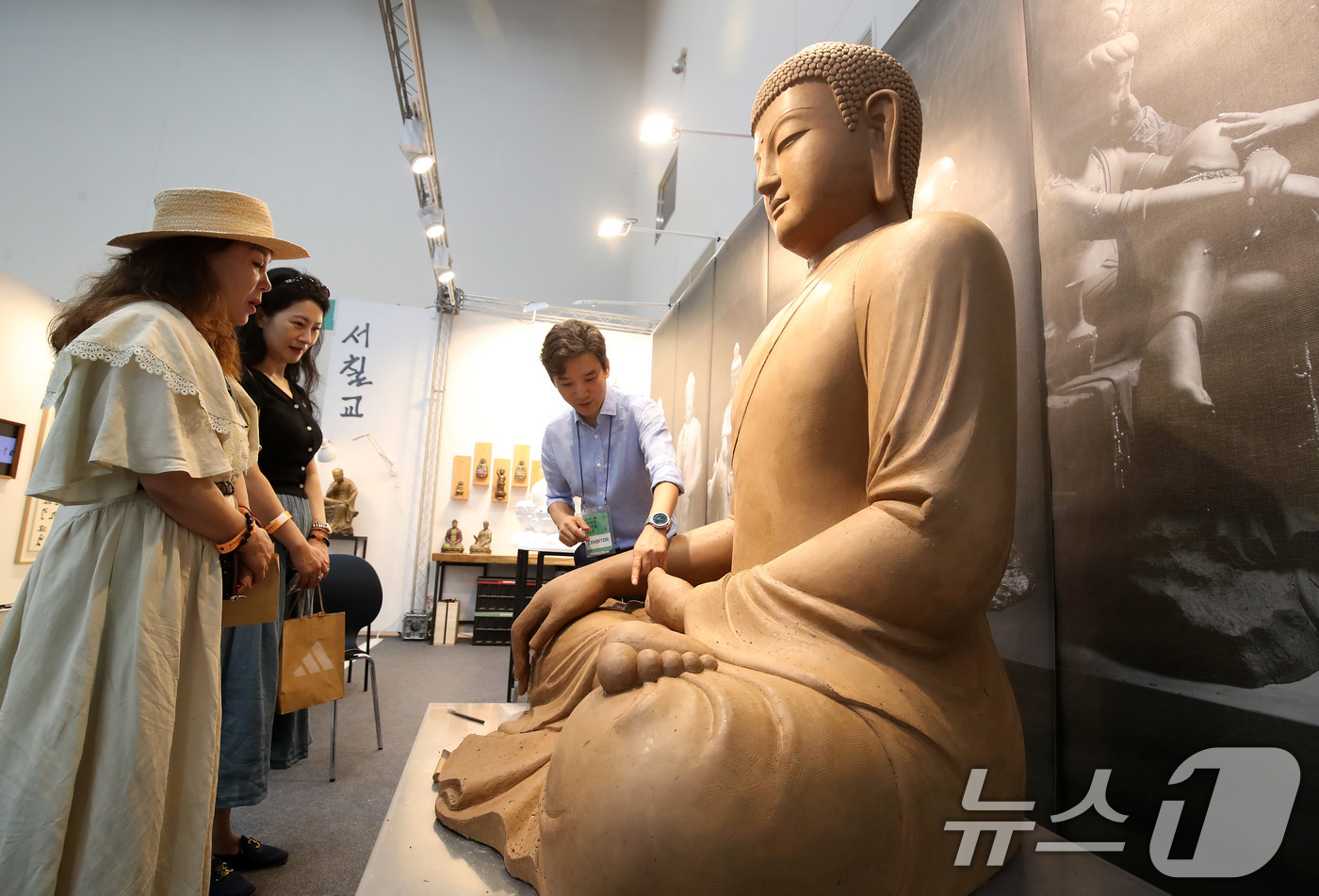 (대구=뉴스1) 공정식 기자 = 5일 대구 엑스코에서 개막한 '2024 대한민국 불교문화 엑스포'를 찾은 시민들이 흙으로 만든 석가모니 소조상을 관람하고 있다.대구·경북의 풍부한 …
