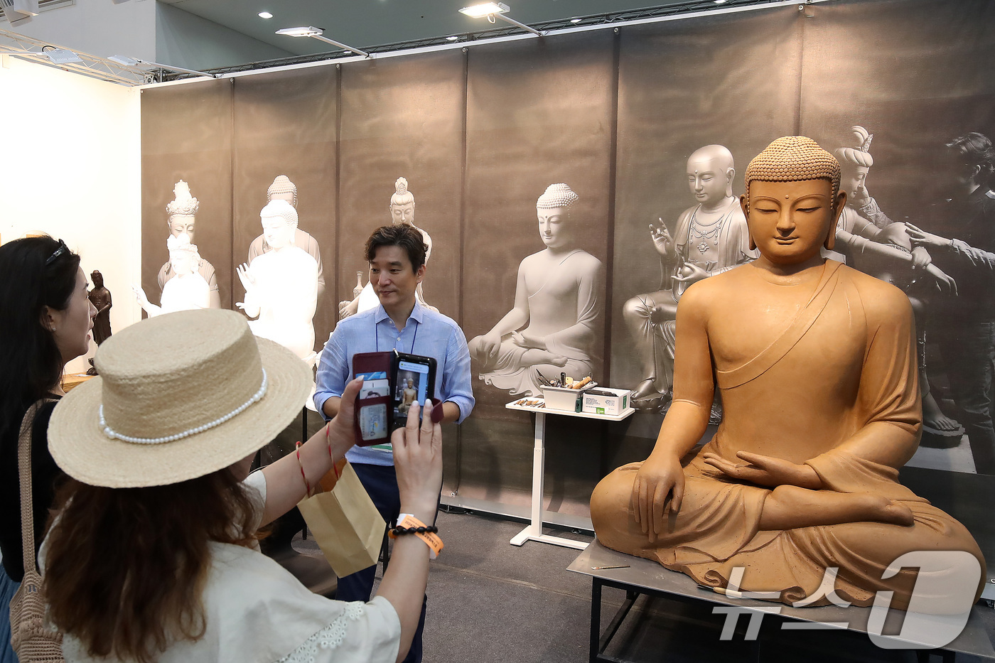 (대구=뉴스1) 공정식 기자 = 5일 대구 엑스코에서 개막한 '2024 대한민국 불교문화 엑스포'를 찾은 시민들이 흙으로 만든 석가모니 소조상을 관람하고 있다.대구·경북의 풍부한 …