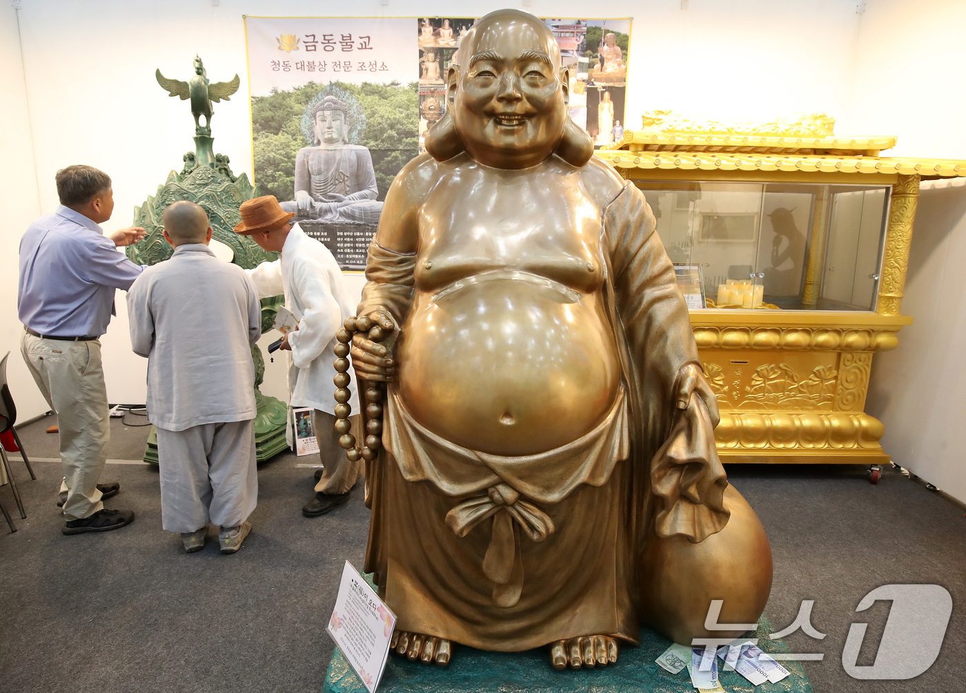 (대구=뉴스1) 공정식 기자 = 5일 대구 엑스코에서 개막한 '2024 대한민국 불교문화 엑스포'를 찾은 시민들이 다양한 불상을 관람하고 있다.대구·경북의 풍부한 불교문화 자원을 …