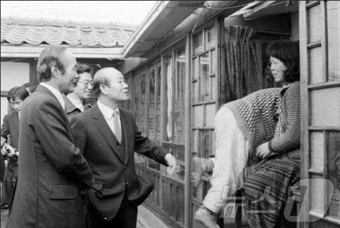 본문 이미지 -  제12대 대통령 취임 8일 뒤인 1981년 3월 11일 이윤상 군 집을 찾아 가족들을 격려하고 있는 전두환. (SBS 갈무리) ⓒ 뉴스1