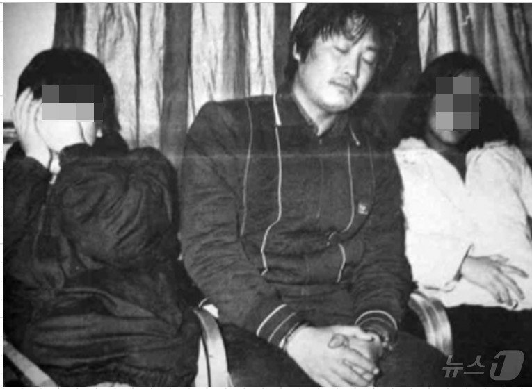 본문 이미지 -  모든 것을 체념한 표정의 체육교사 주영형과 그를 도운 여고생 제자들. (SBS 갈무리) ⓒ 뉴스1 