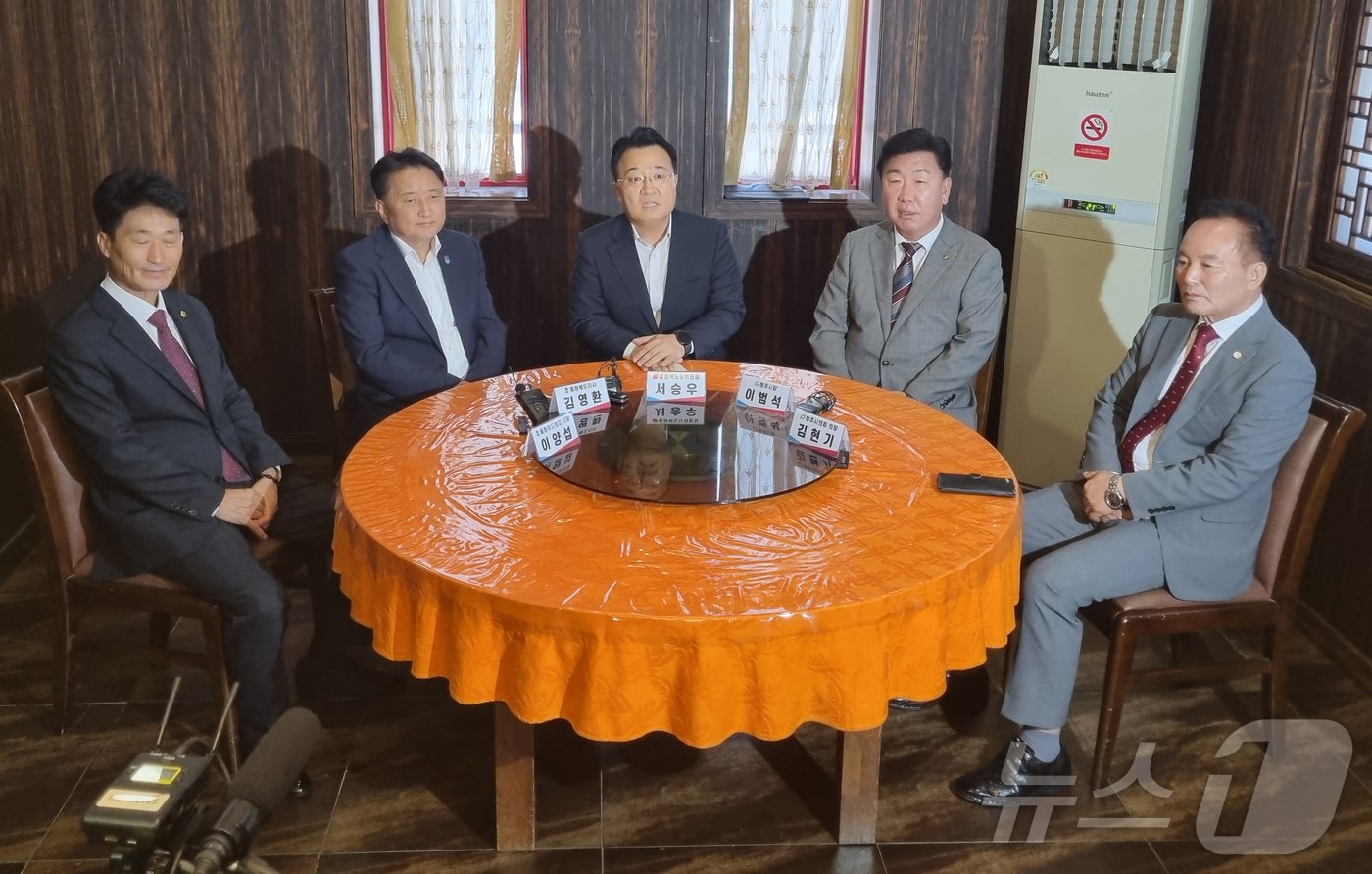 본문 이미지 - 이양섭 충북도의장, 김영환 충북지사, 서승우 국민의힘 충북도당위원장, 이범석 청주시장, 김현기 청주시의장(왼쪽부터)이 5일 청주의 한 중식당에서 간담회에 앞서 모두발언을 하고 있다.
