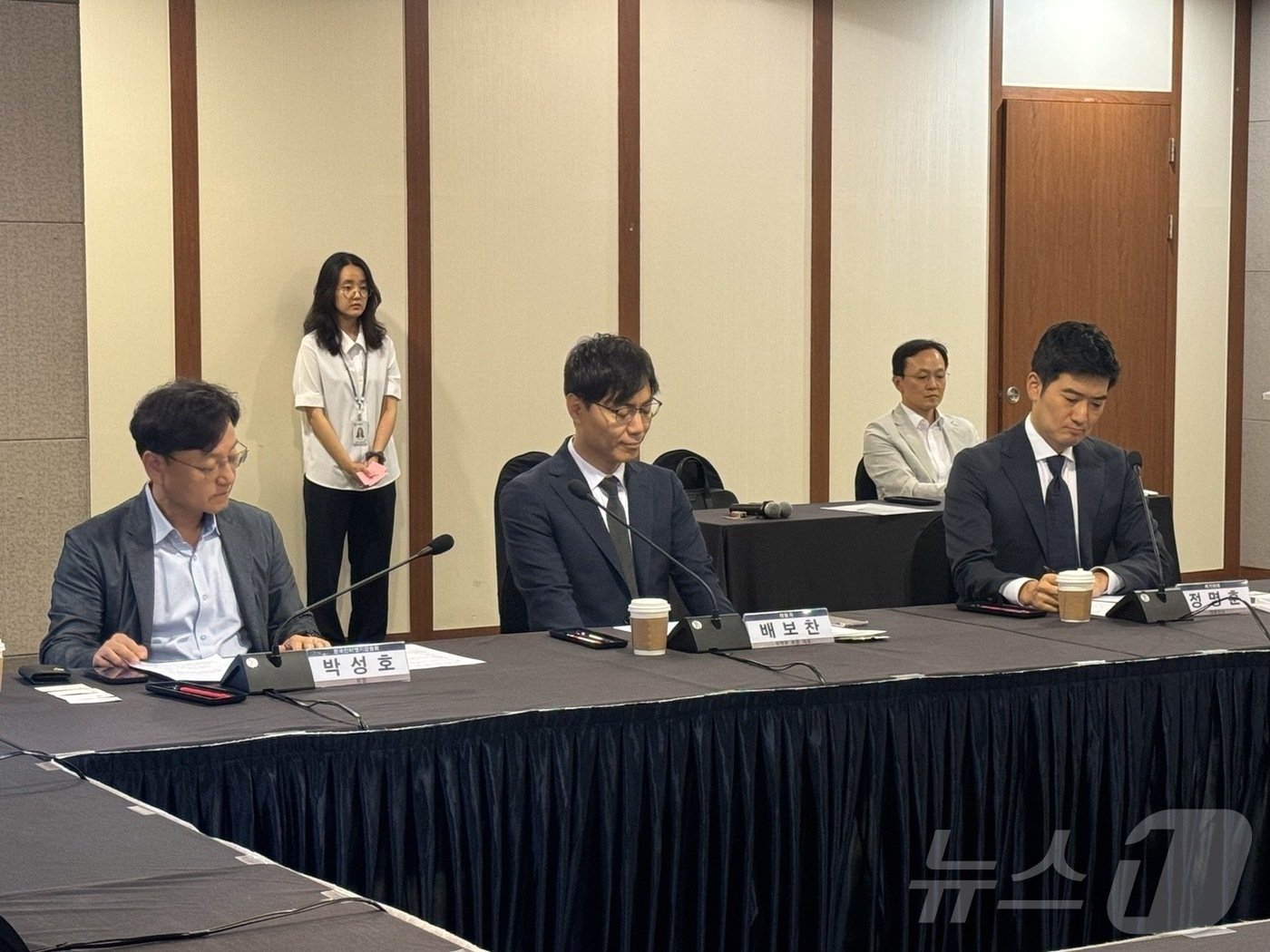 본문 이미지 - '숙박 플랫폼 자율규제 방안 발표회'에 참석한 박성호 한국인터넷기업협회장(왼쪽부터), 배보찬 야놀자 플랫폼부문 대표, 정명훈 여기어때 대표. ⓒ 뉴스1 김형준 기자