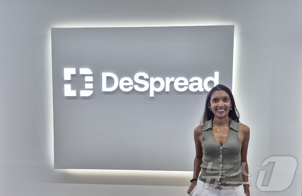 본문 이미지 - 레나 샤 트러스트머신 COO(최고운영책임자)가 2024년 9월3일 서울 강남구 디스프레드 사무실에서 열린 <뉴스1>과의 인터뷰에 앞서 포즈를 취하고 있다.(디스프레드 사진 제공)