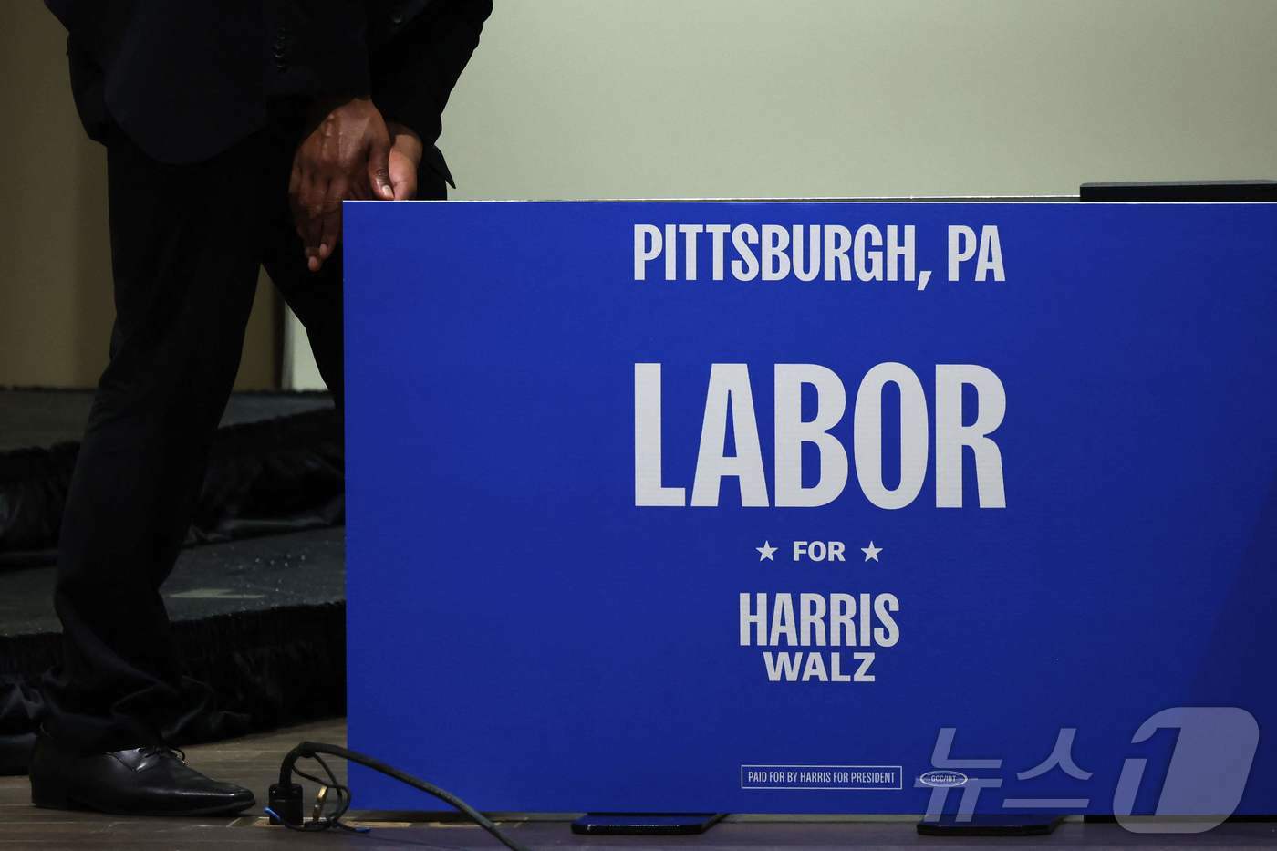 본문 이미지 - 미국 노동절인 2일(현지시간) 펜실베이니아 피츠버그에서 열린 전기노동자형제단(IBEW) 행사에서 한 사람이 민주당 대선 후보 카멀라 해리스, 부통령 후보인 팀 월즈 미네소타주 주지사의 이름이 적힌 캠페인 사인을 수정하고 있다. 중앙에는 '노동'(LABOR)이라는 글자가 적혀있다. 2024.09.02. ⓒ AFP=뉴스1 ⓒ News1 조소영 기자
