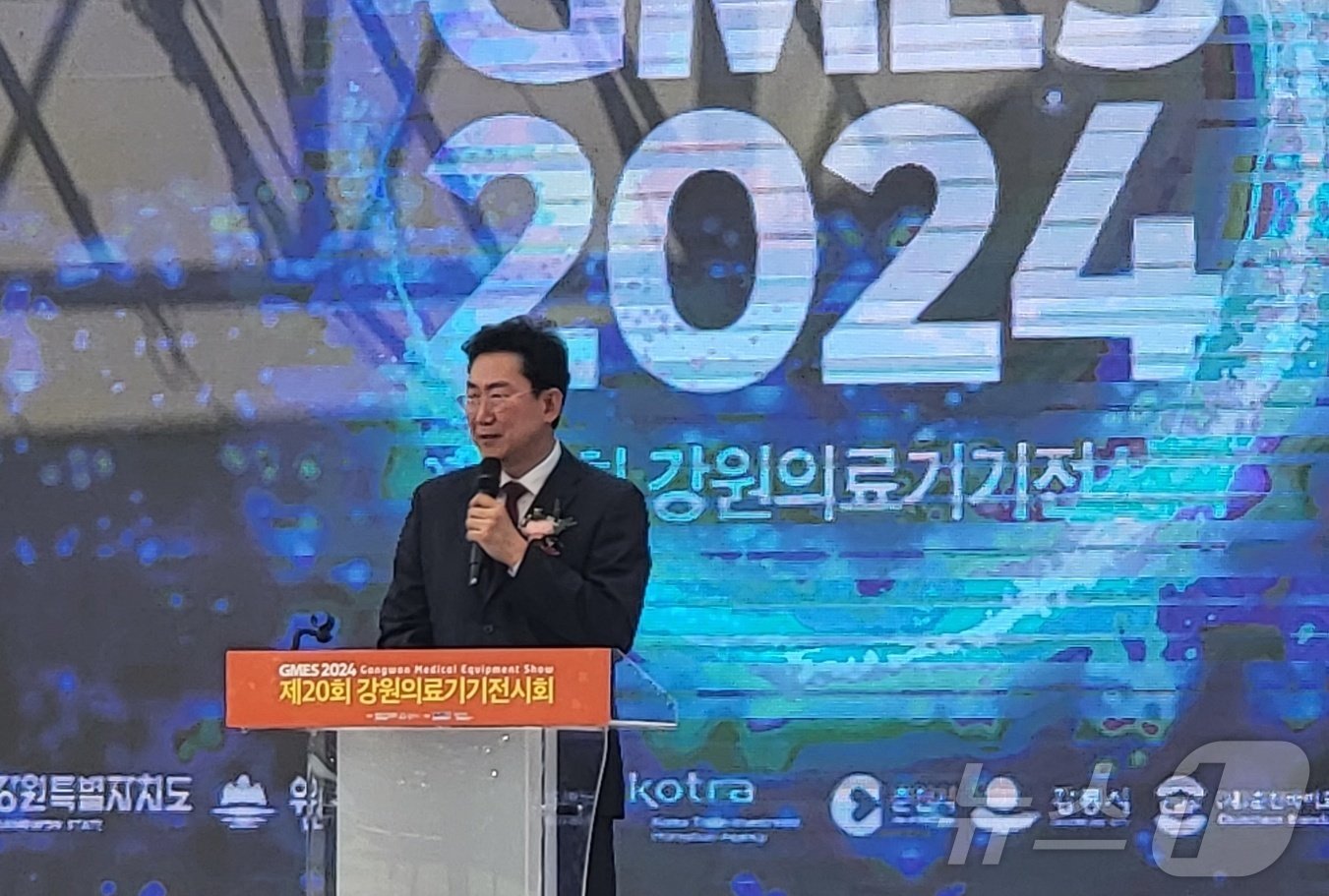 제20회 강원의료기기전시회&#40;GMES 2024&#41;가 5일 강원 원주시 의료기기 종합지원 센터에서 개막한 가운데 원강수 원주시장이 지역 의료기기 산업 현황에 대해 소개하고 있다. 2024.9.5/뉴스1 신관호 기자