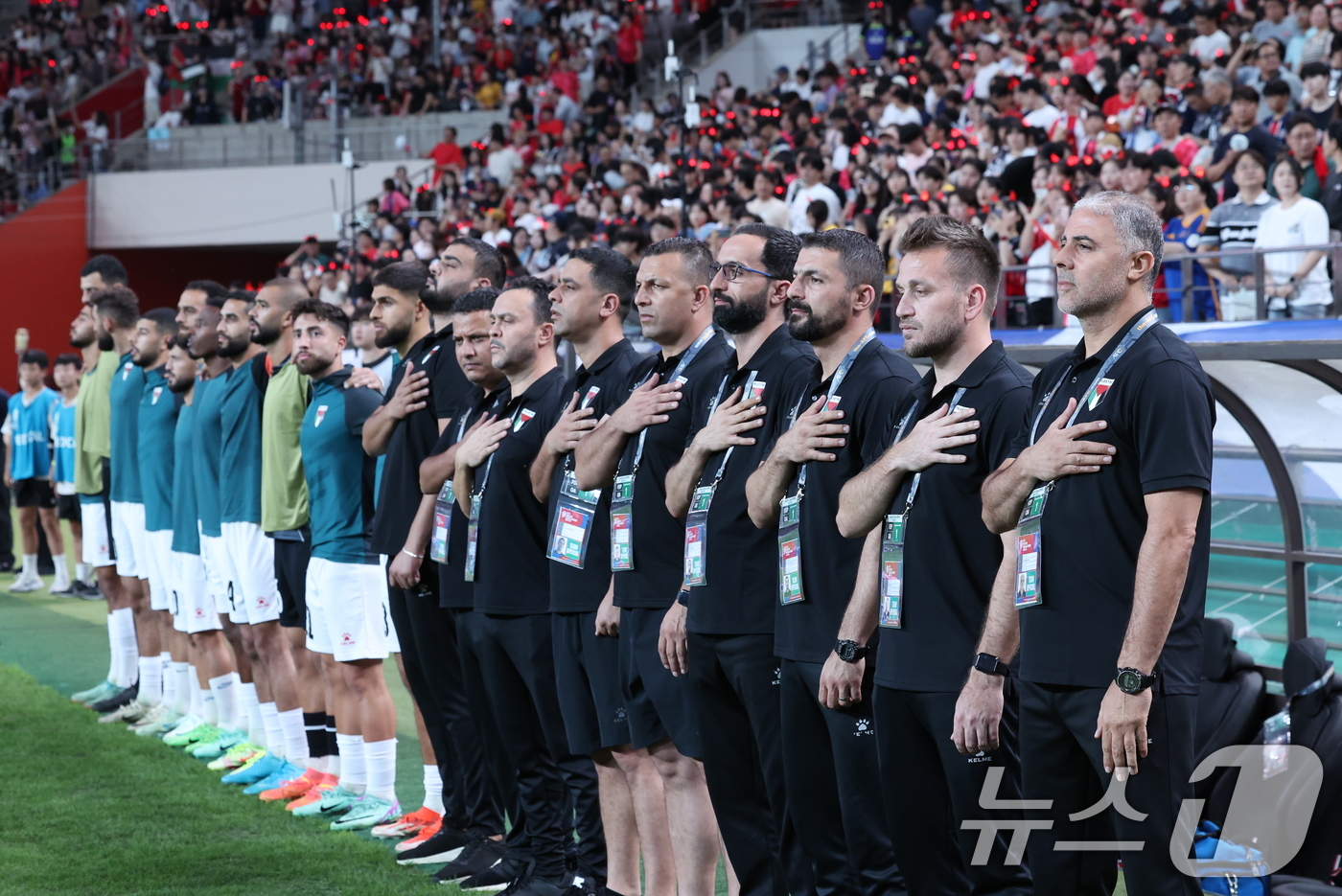 (서울=뉴스1) 박지혜 기자 = 팔레스타인 축구 국가대표팀 마크람 다부브 감독을 비롯한 선수들이 5일 오후 서울 마포구 서울월드컵경기장에서 열린 2026 국제축구연맹(FIFA) 북 …