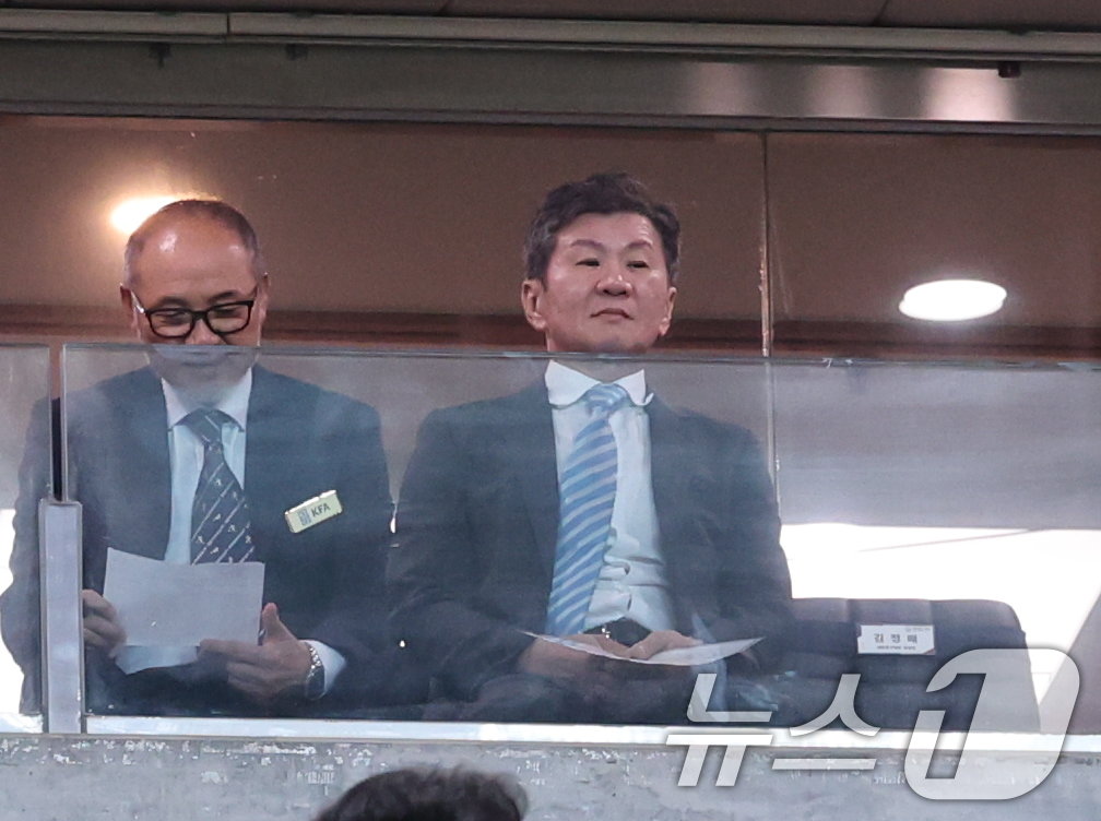 본문 이미지 - 정몽규 대한축구협회장이 5일 오후 서울 마포구 서울월드컵경기장에서 열린 2026 국제축구연맹(FIFA) 북중미 월드컵 아시아 3차 예선 B조 1차전 대한민국과 팔레스타인의 경기에서 그라운드를 바라보고 있다. 2024.9.5/뉴스1 ⓒ News1 박지혜 기자