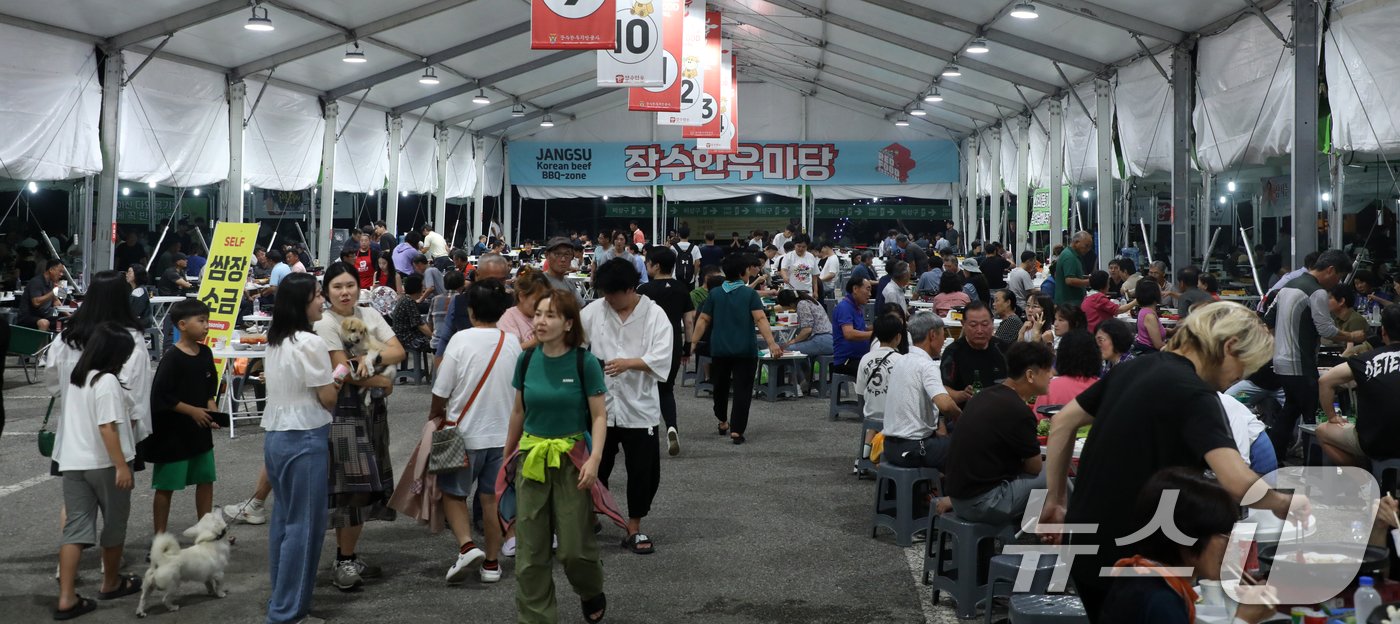 본문 이미지 - 레드푸드 페스티벌(제18회 장수 한우랑 사과랑 축제) 개막날인 5일 전북자치도 장수군 의암공원 및 누리파크 일원에 마련된 한우마당이 방문객들로 북적이고 있다. 2024.9.5/뉴스1 ⓒ News1 유경석 기자