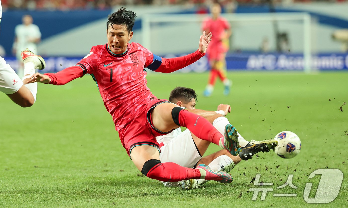 본문 이미지 - 안 좋은 잔디 위에서 경기하는 손흥민 2024.9.5/뉴스1 ⓒ News1 김도우 기자