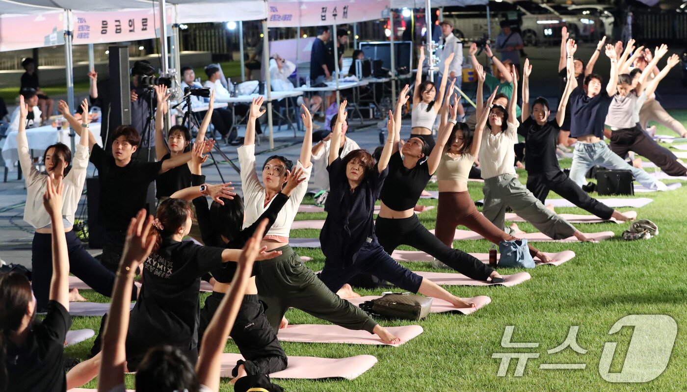 본문 이미지 - 5일 서울 광화문광장에서 열린 ‘2024 운동하는 서울광장’ 참가자들이 요가를 하고 있다. 운동하는 서울광장은 11월 첫째주까지 매주 목요일 저녁 서울 시청 앞 서울광장에서 함께 모여 운동을 하는 행사로 이날은 서울광장 잔디식재 작업으로 광화문광장으로 장소를 옮겨 열렸다. 2024.9.5 ⓒ 뉴스1 박세연 기자