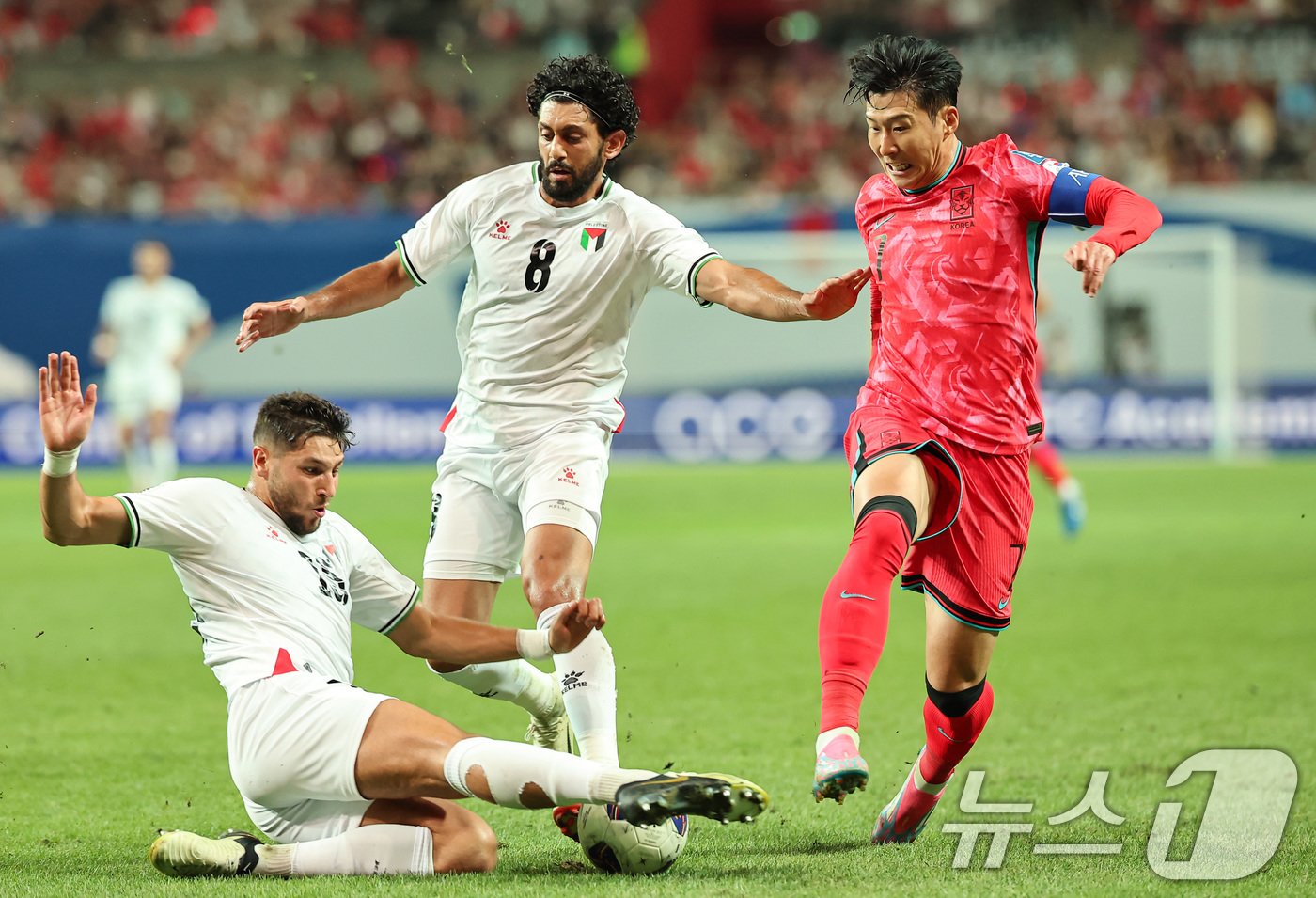 5일 오후 서울 마포구 서울월드컵경기장에서 열린 2026 국제축구연맹&#40;FIFA&#41; 북중미 월드컵 아시아 3차 예선 B조 1차전 대한민국과 팔레스타인의 경기, 대한민국 손흥민이 공격을 시도하고 있다. 2024.9.5/뉴스1 ⓒ News1 김도우 기자