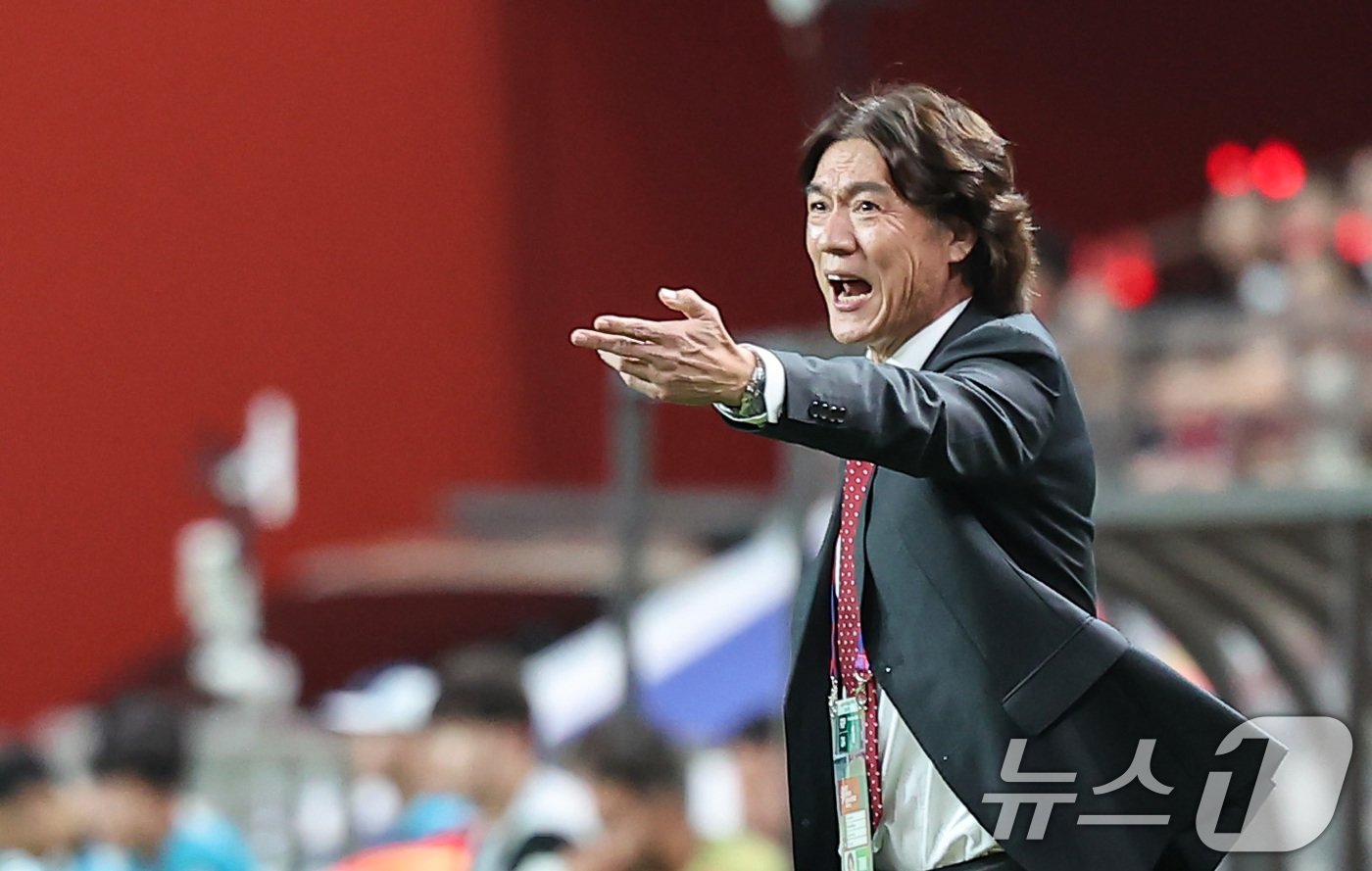 본문 이미지 - 홍명보 대한민국 축구대표팀 감독이 5일 오후 서울 마포구 서울월드컵경기장에서 열린 2026 국제축구연맹(FIFA) 북중미 월드컵 아시아 3차 예선 B조 1차전 대한민국과 팔레스타인의 경기에서 선수들에게 작전을 지시하고 있다. 2024.9.5/뉴스1 ⓒ News1 김도우 기자