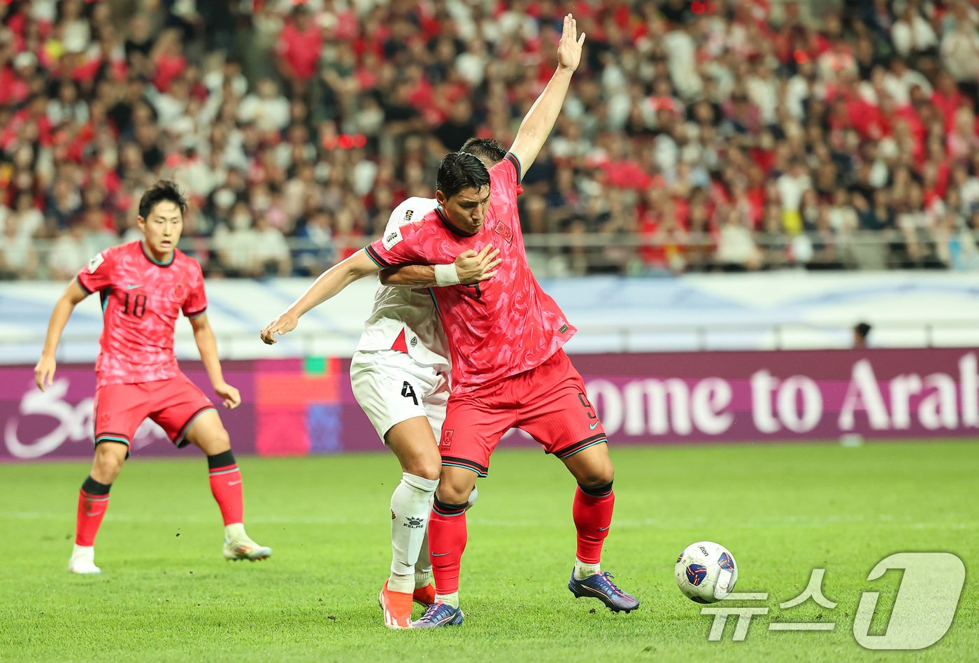 본문 이미지 - 5일 오후 서울 마포구 서울월드컵경기장에서 열린 2026 국제축구연맹(FIFA) 북중미 월드컵 아시아 3차 예선 B조 1차전 대한민국과 팔레스타인의 경기, 대한민국 주민규가 공격을 시도하고 있다. 2024.9.5/뉴스1 ⓒ News1 김도우 기자