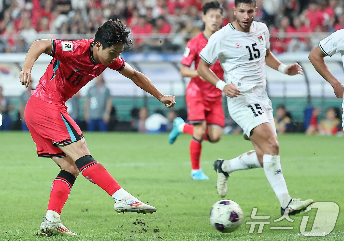 5일 오후 서울 마포구 서울월드컵경기장에서 열린 2026 국제축구연맹&#40;FIFA&#41; 북중미 월드컵 아시아 3차 예선 B조 1차전 대한민국과 팔레스타인의 경기, 전반 대한민국 이강인이 강력한 슈팅을 때리고 있다. 2024.9.5/뉴스1 ⓒ News1 김진환 기자