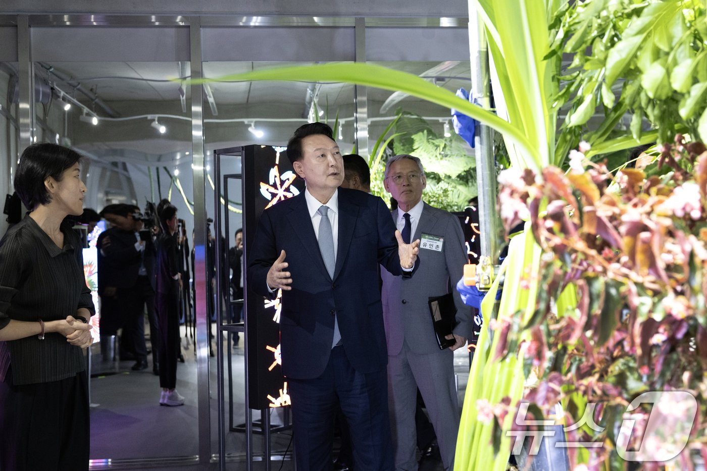 본문 이미지 - 윤석열 대통령이 5일 광주 동구 국립아시아문화전당에서 열린 제15회 광주비엔날레 행사장을 방문해 &#39;한-아세안센터 특별전: 아세안 파빌리온&#39;의 전시물을 관람하고 있다. &#40;대통령실 제공&#41; 2024.9.5/뉴스1 ⓒ News1 송원영 기자