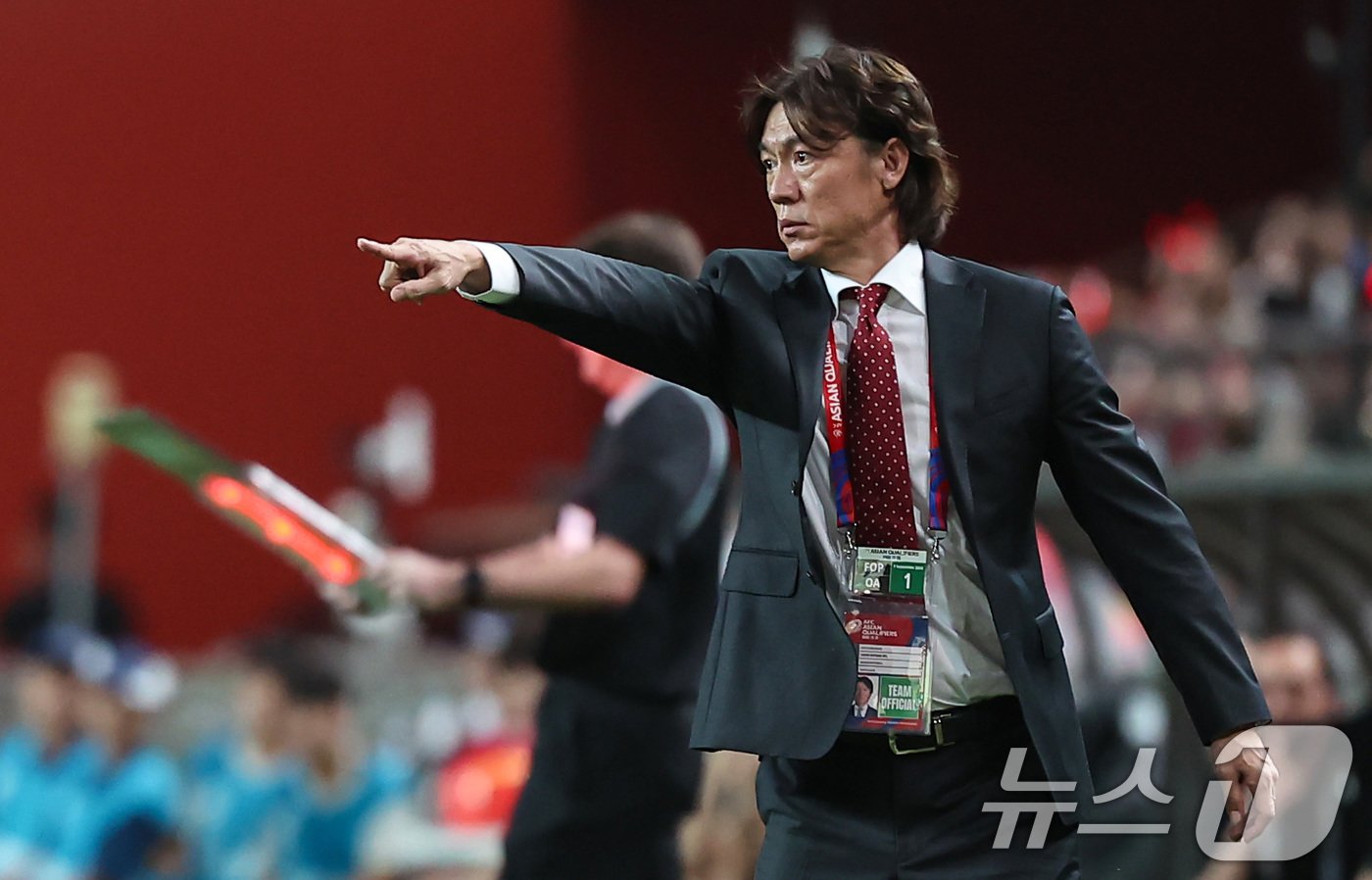 본문 이미지 - 홍명보 대한민국 축구대표팀 감독이 5 5일 오후 서울 마포구 서울월드컵경기장에서 열린 2026 국제축구연맹(FIFA) 북중미 월드컵 아시아 3차 예선 B조 1차전 대한민국과 팔레스타인의 경기에서 선수들에게 작전을 지시하고 있다. 2024.9.5/뉴스1 ⓒ News1 김도우 기자