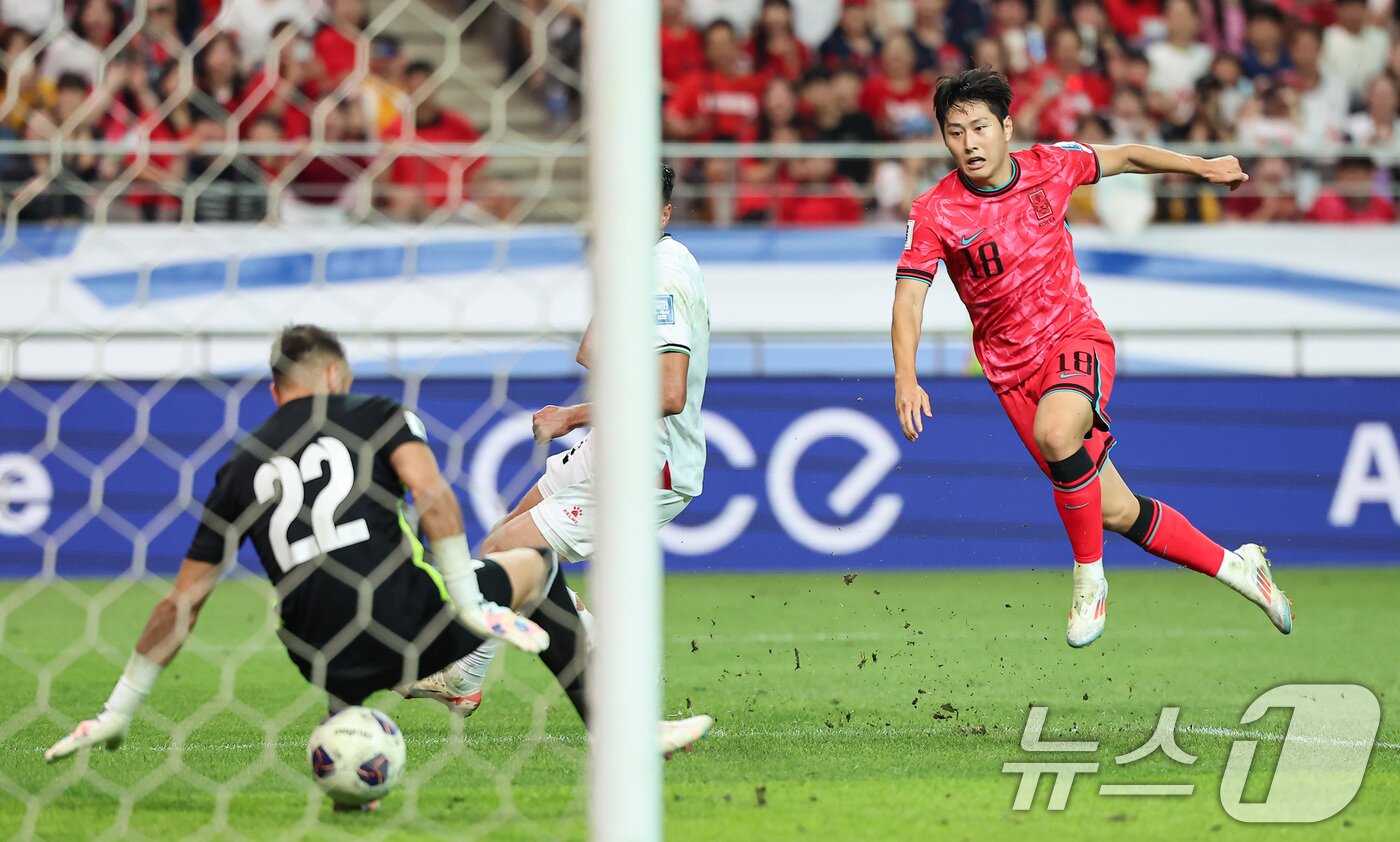 5일 오후 서울 마포구 서울월드컵경기장에서 열린 2026 국제축구연맹(FIFA) 북중미 월드컵 아시아 3차 예선 B조 1차전 대한민국과 팔레스타인의 경기, 대한민국 이강인이 공격을 시도하고 있다. 2024.9.5/뉴스1 ⓒ News1 김도우 기자