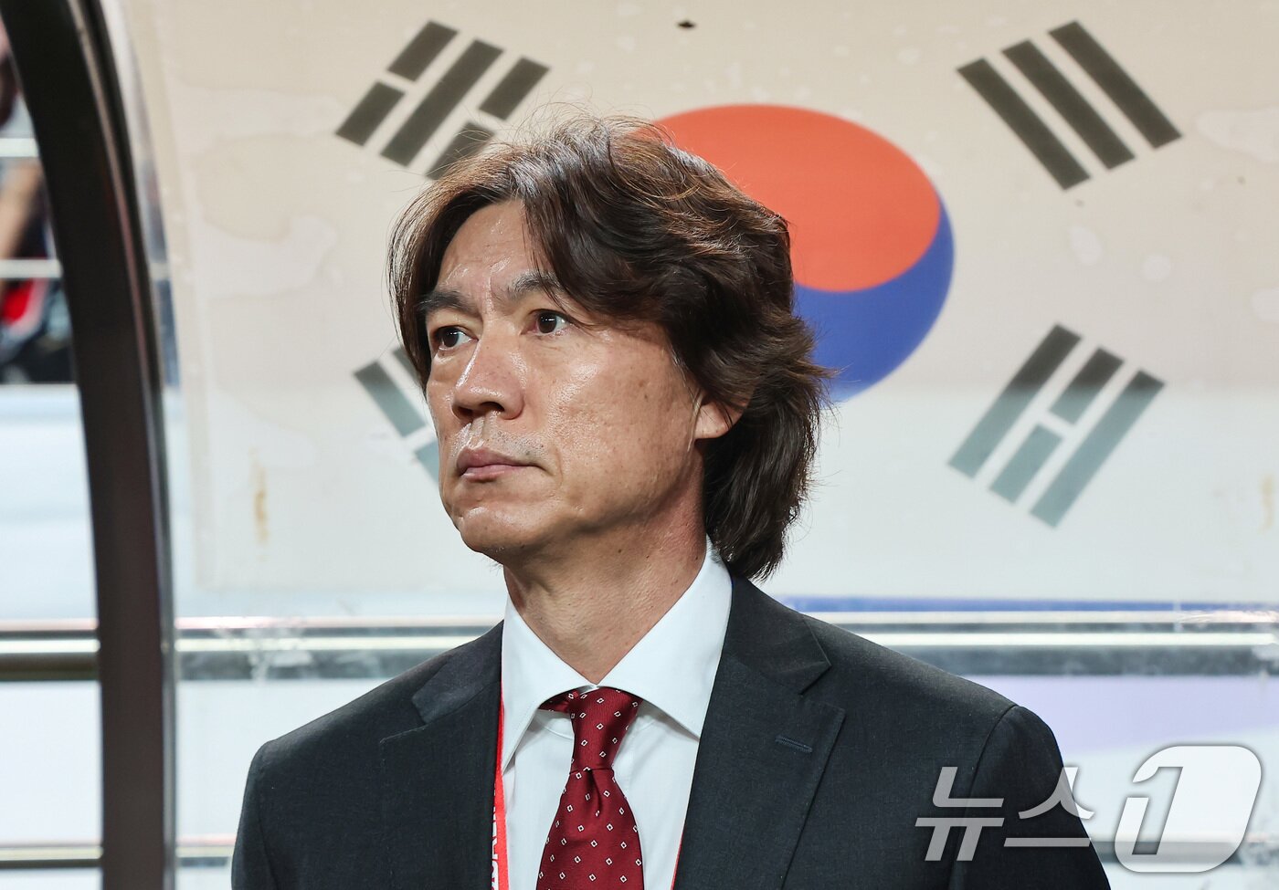본문 이미지 - 홍명보 대한민국 축구대표팀 감독이 5 5일 오후 서울 마포구 서울월드컵경기장에서 열린 2026 국제축구연맹&#40;FIFA&#41; 북중미 월드컵 아시아 3차 예선 B조 1차전 대한민국과 팔레스타인의 경기에서 그라운드를 바라보고 있다. 2024.9.5/뉴스1 ⓒ News1 김도우 기자