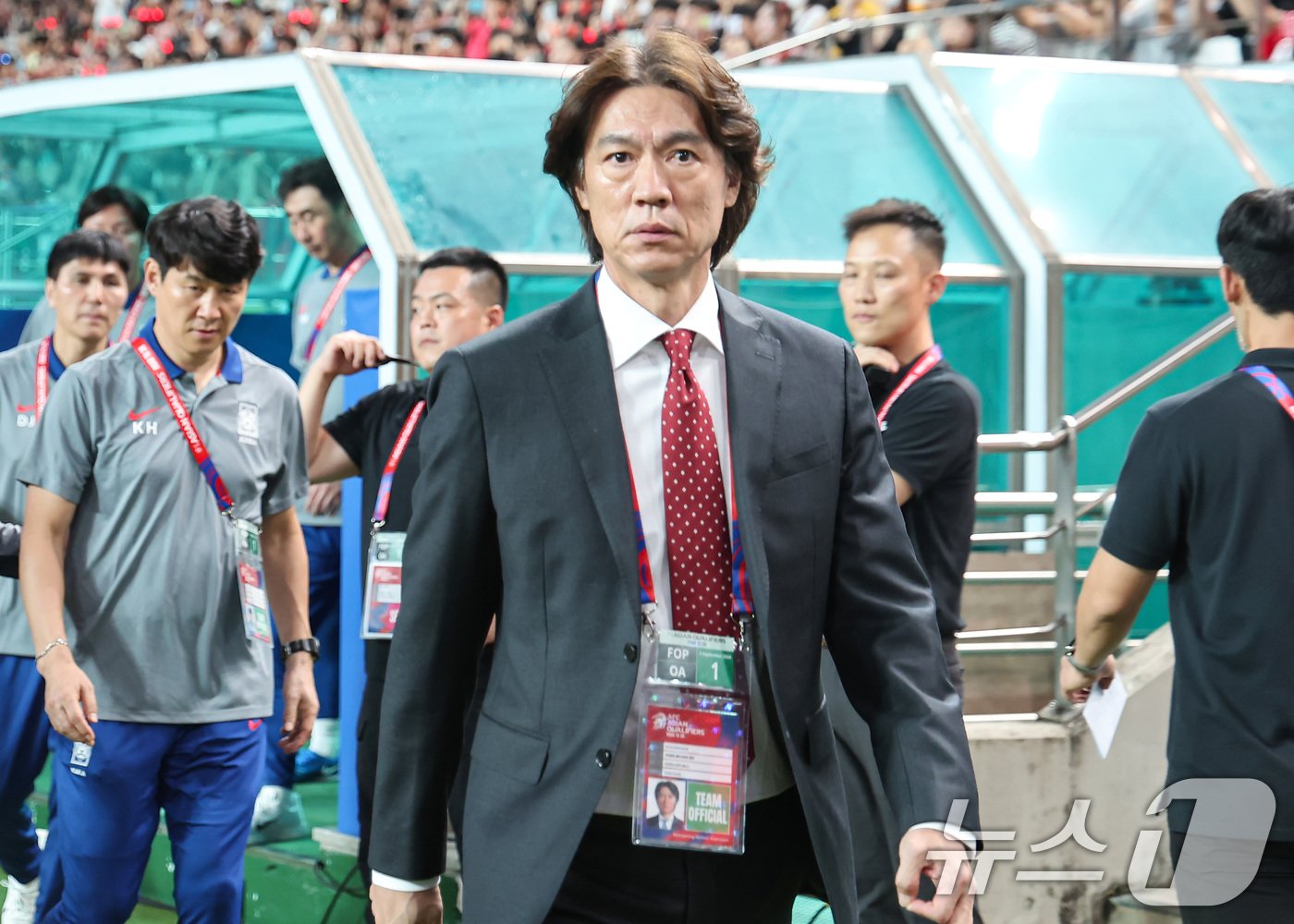 본문 이미지 - 홍명보 대한민국 축구대표팀 감독이 5일 오후 서울 마포구 서울월드컵경기장에서 열린 2026 국제축구연맹(FIFA) 북중미 월드컵 아시아 3차 예선 B조 1차전 대한민국과 팔레스타인의 경기에서 그라운드에 들어서고 있다. 2024.9.5/뉴스1 ⓒ News1 김도우 기자