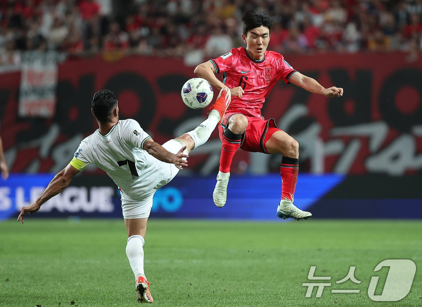 5일 오후 서울 마포구 서울월드컵경기장에서 열린 2026 국제축구연맹&#40;FIFA&#41; 북중미 월드컵 아시아 3차 예선 B조 1차전 대한민국과 팔레스타인의 경기, 후반 대한민국 황인범이 팔레스타인 알바타트와 볼 경합을 하고 있다. 2024.9.5/뉴스1 ⓒ News1 김진환 기자