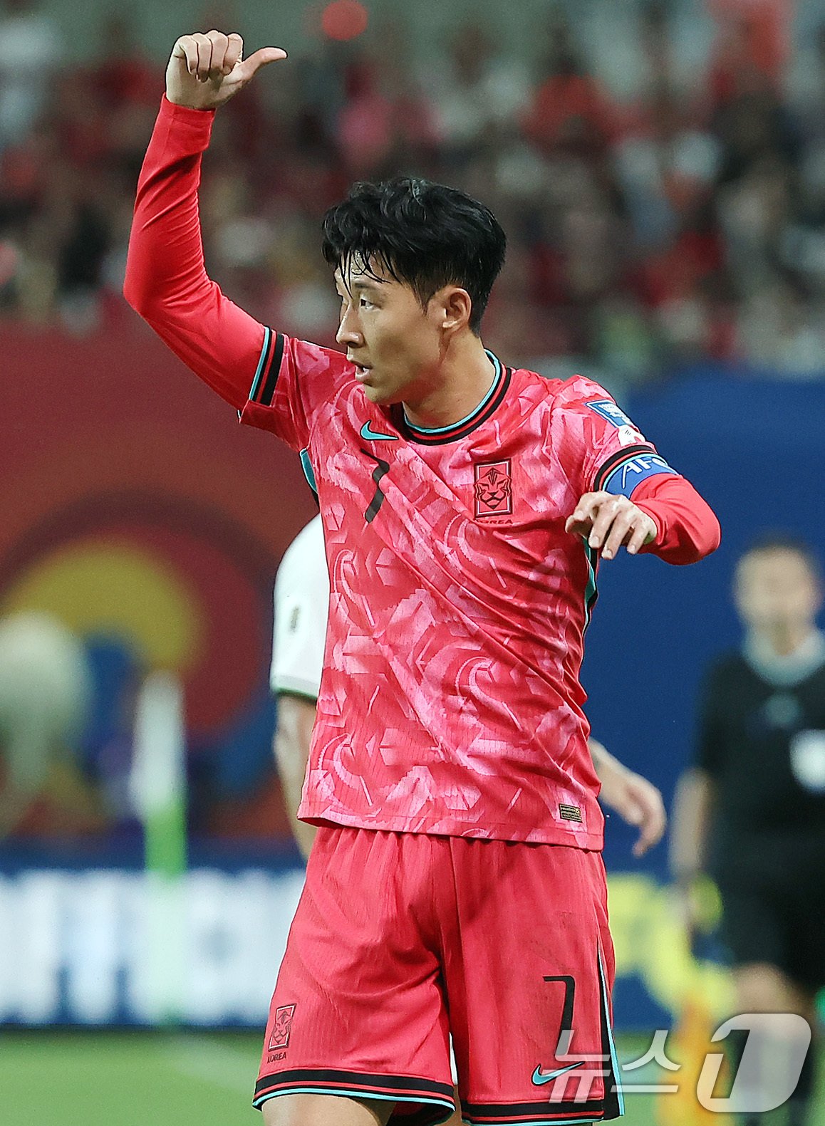 본문 이미지 - 5일 오후 서울 마포구 서울월드컵경기장에서 열린 2026 국제축구연맹(FIFA) 북중미 월드컵 아시아 3차 예선 B조 1차전 대한민국과 팔레스타인의 경기, 후반 대한민국 손흥민이 팀원들에게 엄지 손가락을 내밀고 있다. 2024.9.5/뉴스1 ⓒ News1 김진환 기자