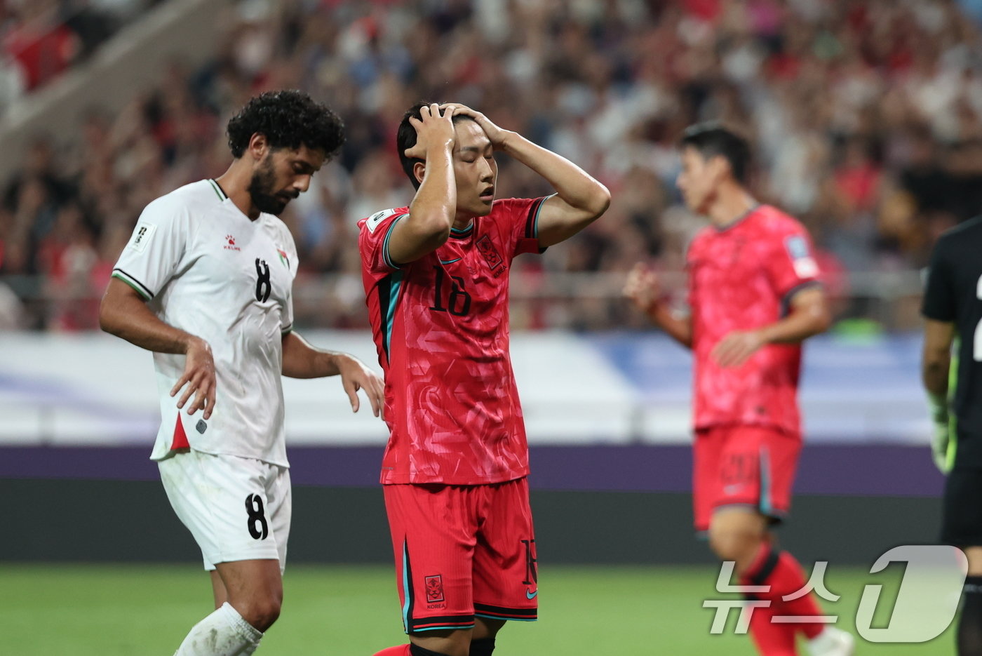 5일 오후 서울 마포구 서울월드컵경기장에서 열린 2026 국제축구연맹&#40;FIFA&#41; 북중미 월드컵 아시아 3차 예선 B조 1차전 대한민국과 팔레스타인의 경기, 골 기회를 놓친 대한민국 이강인이 아쉬워 하고 있다. 2024.9.5/뉴스1 ⓒ News1 박지혜 기자