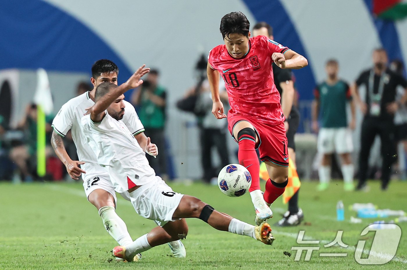 본문 이미지 - 5일 오후 서울 마포구 서울월드컵경기장에서 열린 2026 국제축구연맹(FIFA) 북중미 월드컵 아시아 3차 예선 B조 1차전 대한민국과 팔레스타인의 경기, 대한민국 이강인이 공격을 시도하고 있다. 2024.9.5/뉴스1 ⓒ News1 김도우 기자