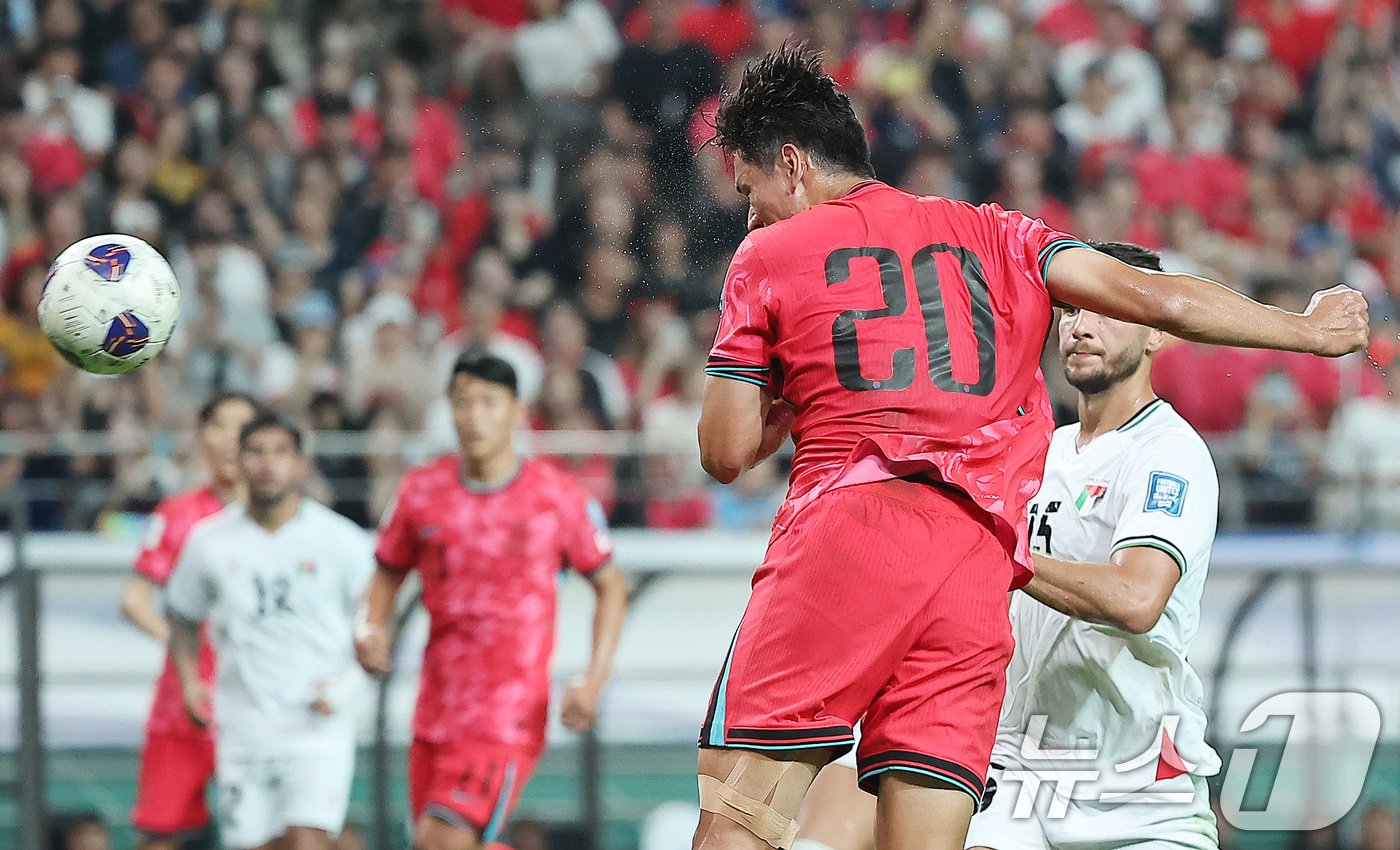 5일 오후 서울 마포구 서울월드컵경기장에서 열린 2026 국제축구연맹&#40;FIFA&#41; 북중미 월드컵 아시아 3차 예선 B조 1차전 대한민국과 팔레스타인의 경기, 후반 대한민국 오세훈이 헤딩슛을 하고 있다. 2024.9.5/뉴스1 ⓒ News1 김진환 기자